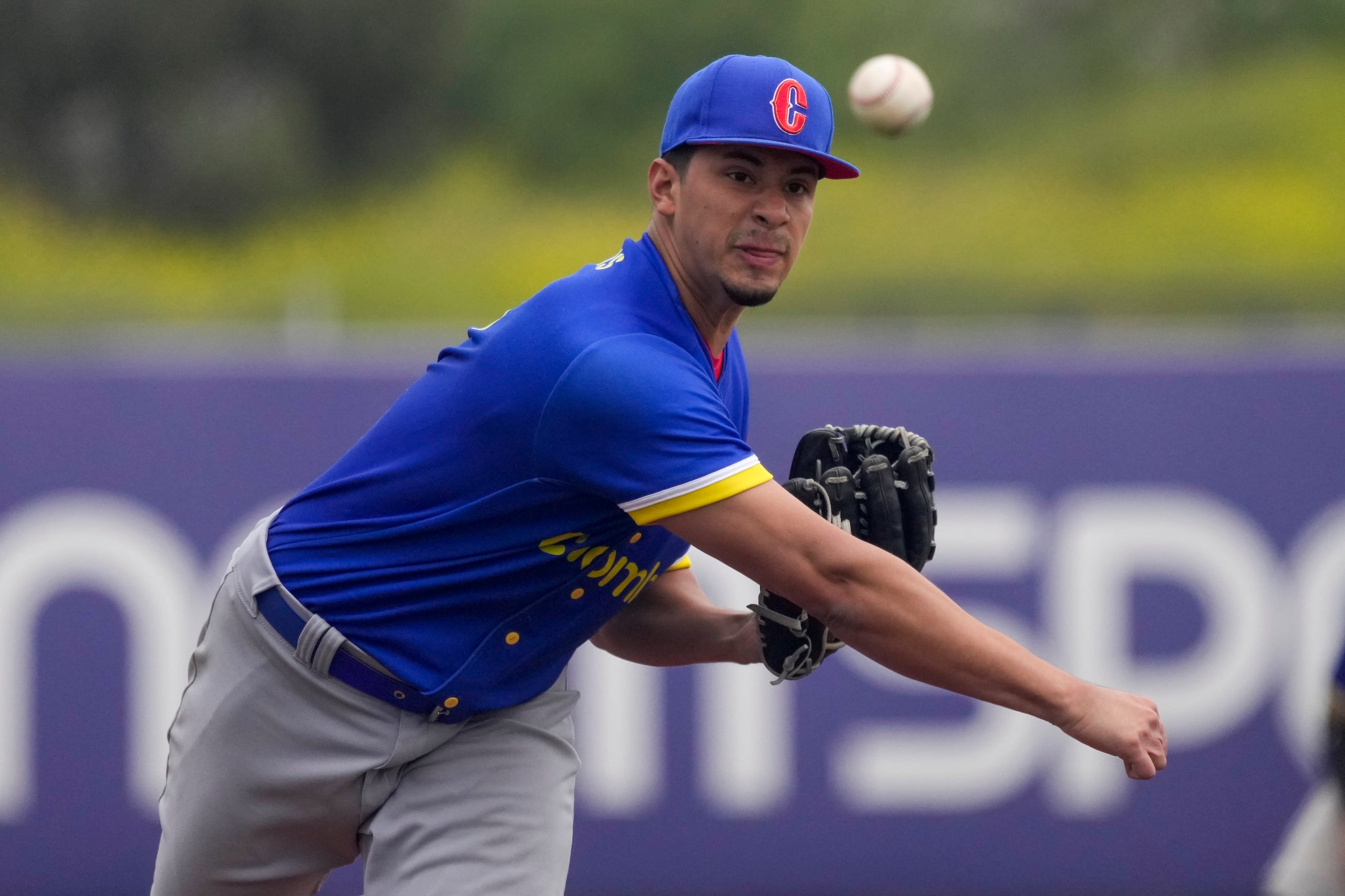 El colombiano Víctor Vargas realiza un lanzamiento durante el partido de béisbol por la medalla de oro del béisbol de los Juegos Panamericanos en Santiago, Chile, el sábado 28 de octubre de 2023. (AP Foto/Moisés Castillo)