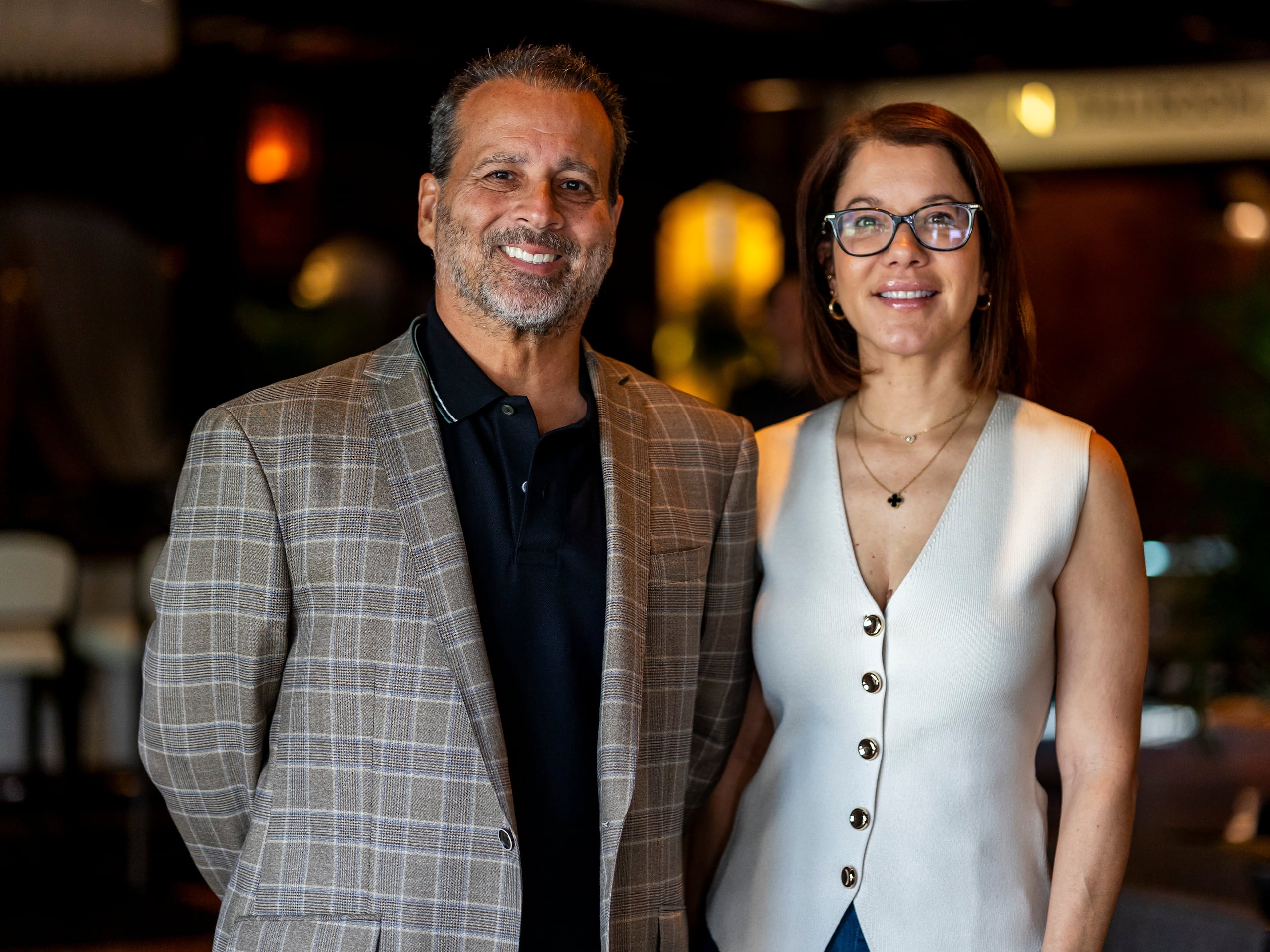 El doctor Gustavo Colberg y la doctora Diana Avilés, miembros de la Sociedad de Cirugía Plástica de Puerto Rico, durante el simposio educativo anual de la organización.
