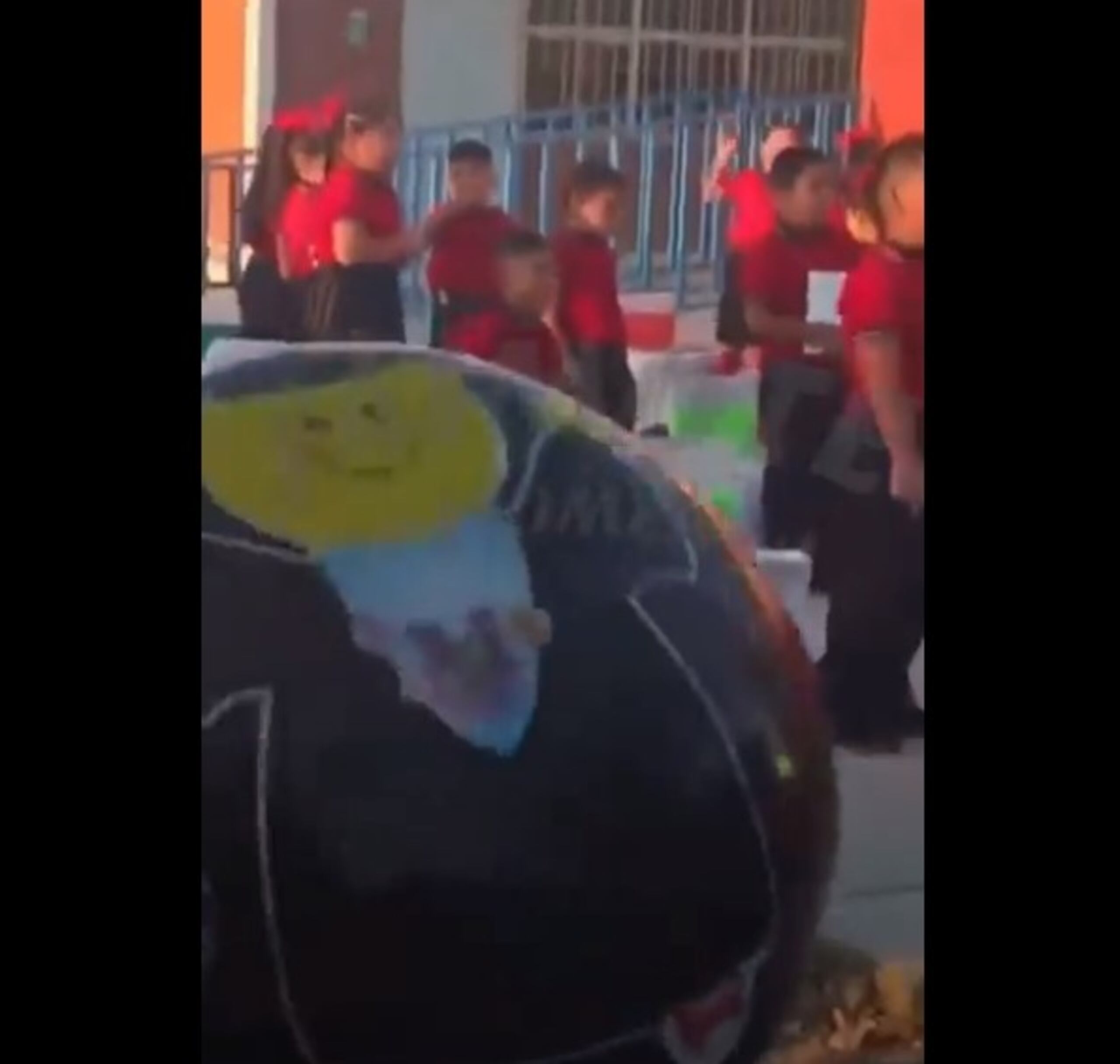 Los asistentes se encontraban aplaudiendo y gritando por el logro de los niños, sin embargo, quedaron atónitos frente al mensaje subido de tono.
