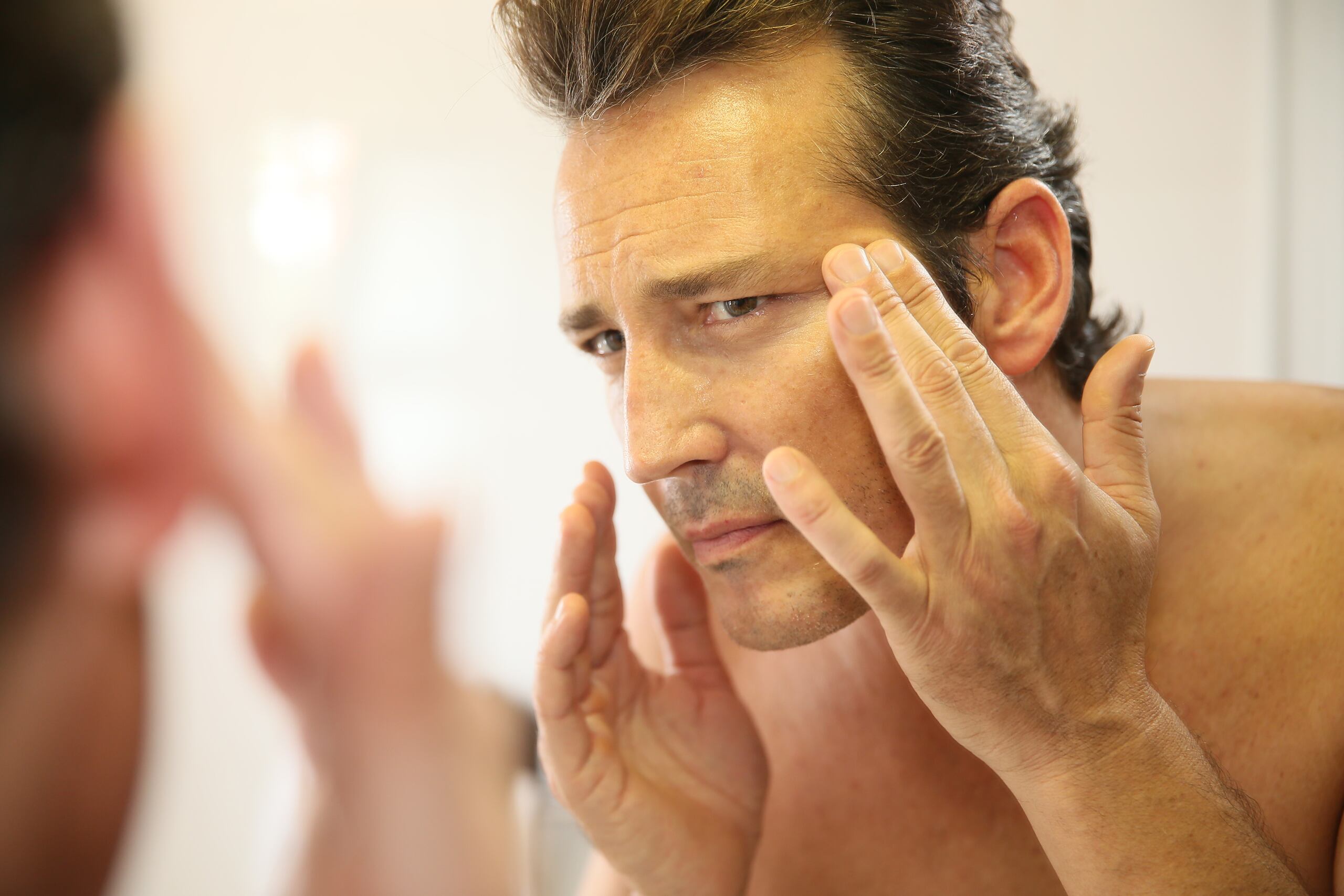 Se recomienda aplicar en la mañana y noche una crema facial hidratante, adecuada para tu tipo de piel y evitar esa sensación de tirantez o sequedad. (Shutterstock)