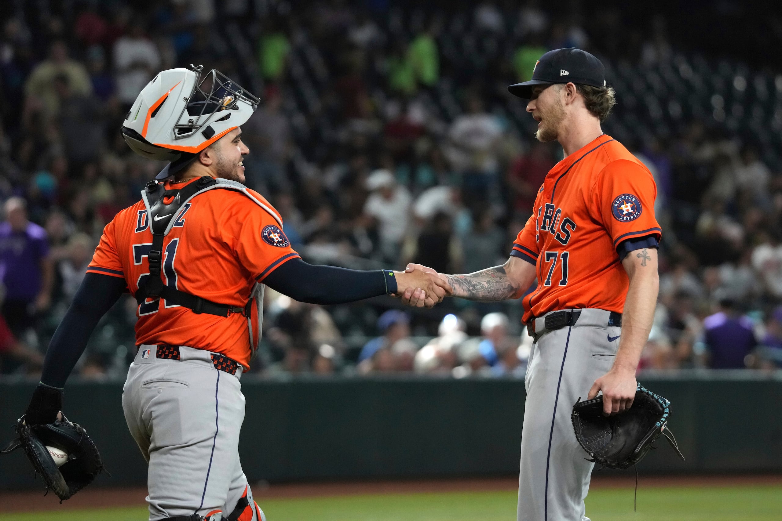 El catcher dominicano de los Astros de Houston, Yainer Díaz, y el pítcher Josh Hader celebran la victoria ante los Diamondbacks de Arizona.