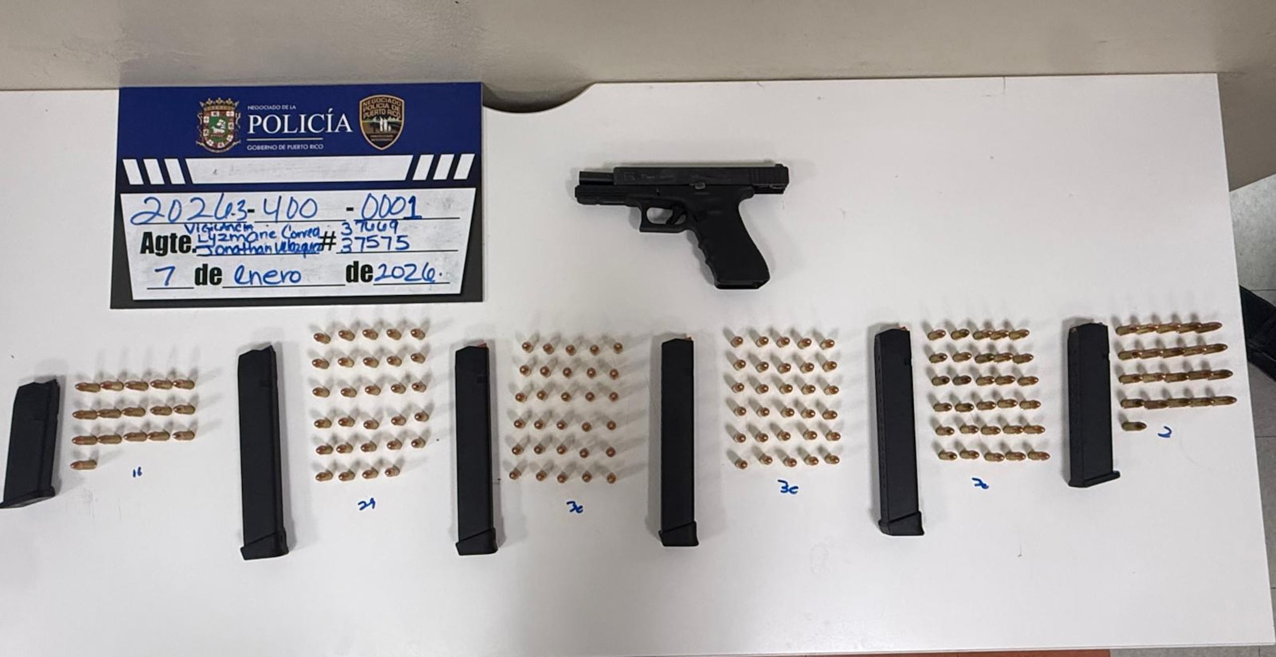 Arma y municiones ocupadas en las intervenciones policíacas.