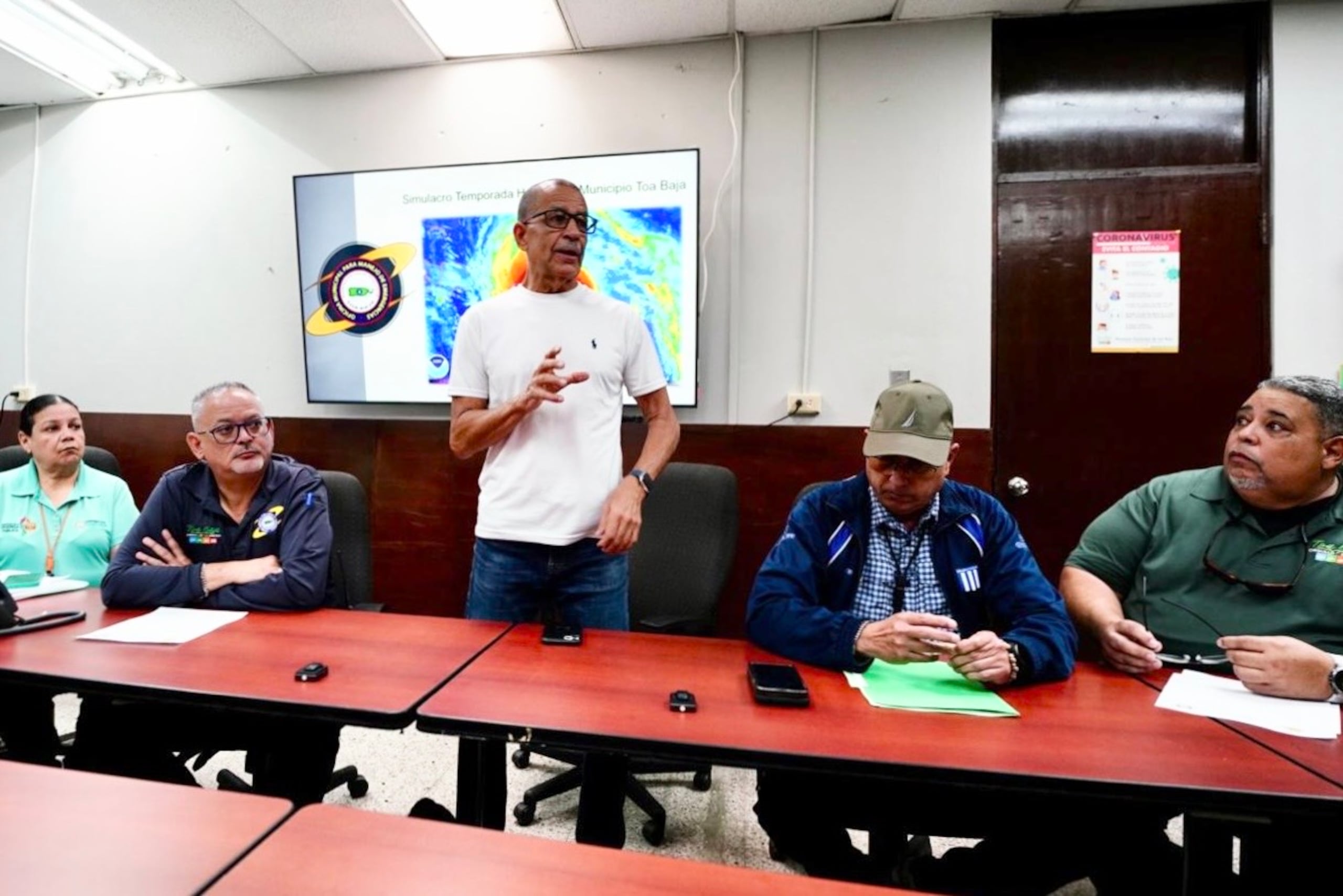 El alcalde de Toa Baja, Bernardo "Betito" Márquez García activó ya el Centro de Operaciones de Emergencias del municipio y encabezó la apertura de refugios y centros de distribución de suministros en las comunidades como parte del simulacro de huracán que comenzó el pasado miércoles.