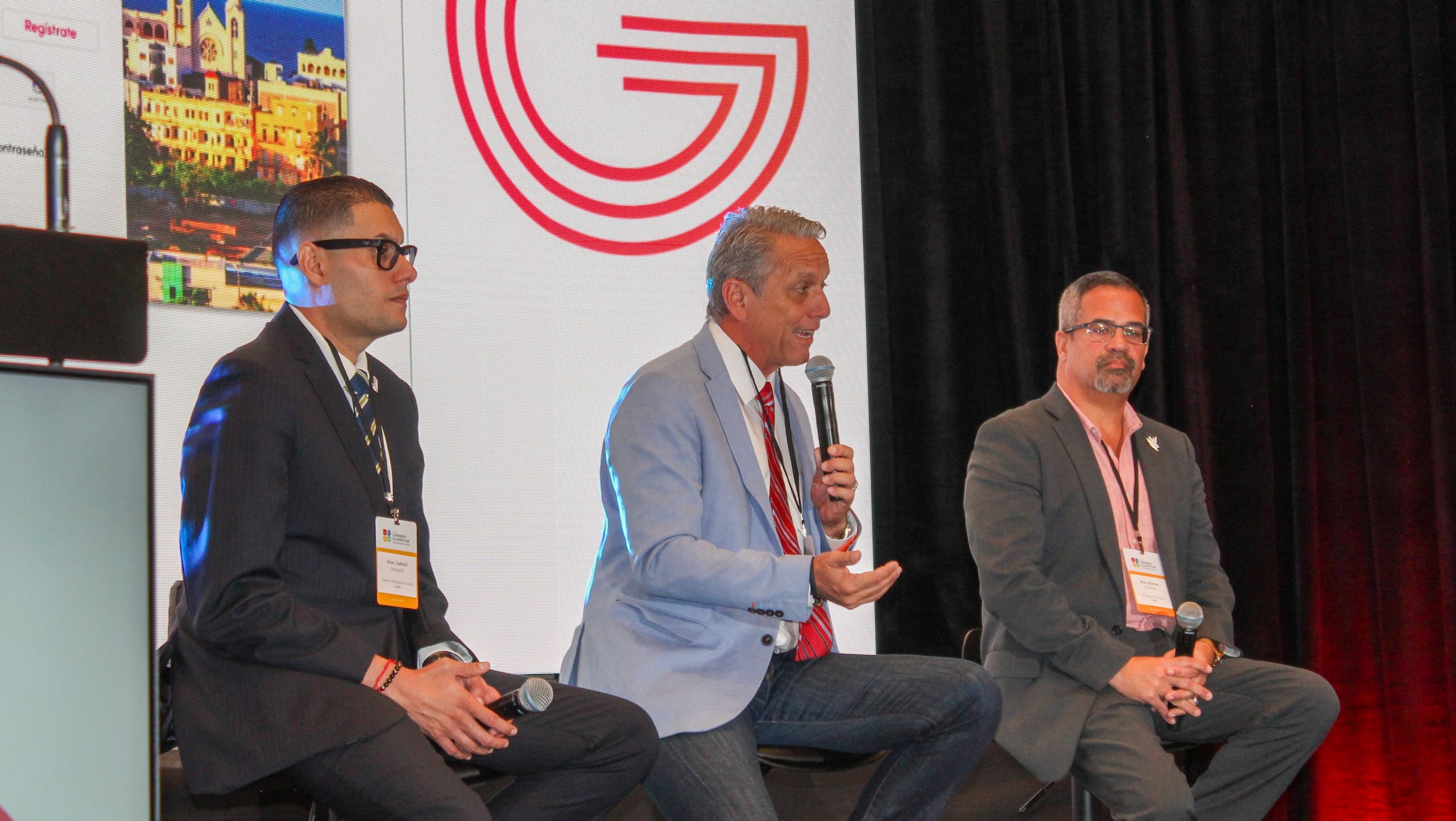 De iquierda a derecha, Gabriel Hernández Rodríguez, alcalde de Camuy; Juan C. García Padilla, alcalde de Coamo; y Marcos Cruz, alcalde de Vega Baja.