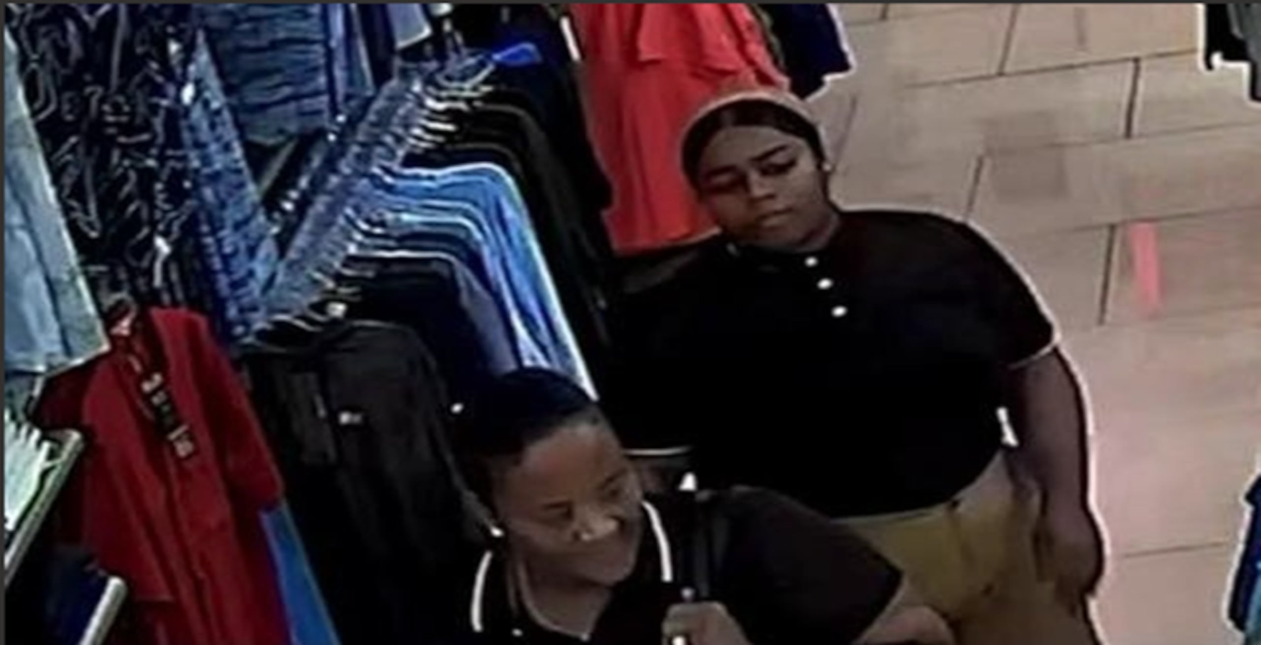 La Policía busca a dos mujeres que son presuntas sospechosas de cometer el delito de apropiación illegal, en la tienda La Gran Vía, ubicada en el centro comercial Céntrico, en Guayama.