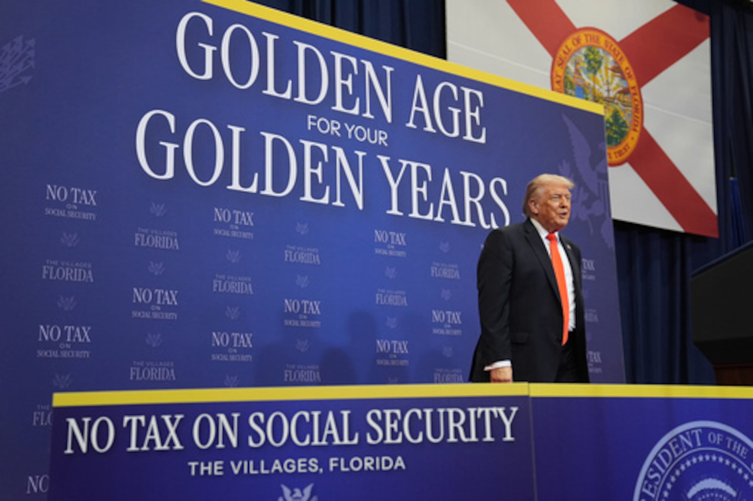 El presidente Donald Trump llega para hablar en una escuela concertada en The Villages, Florida, el viernes 1 de mayo de 2026. (AP Photo/Matt Rourke)