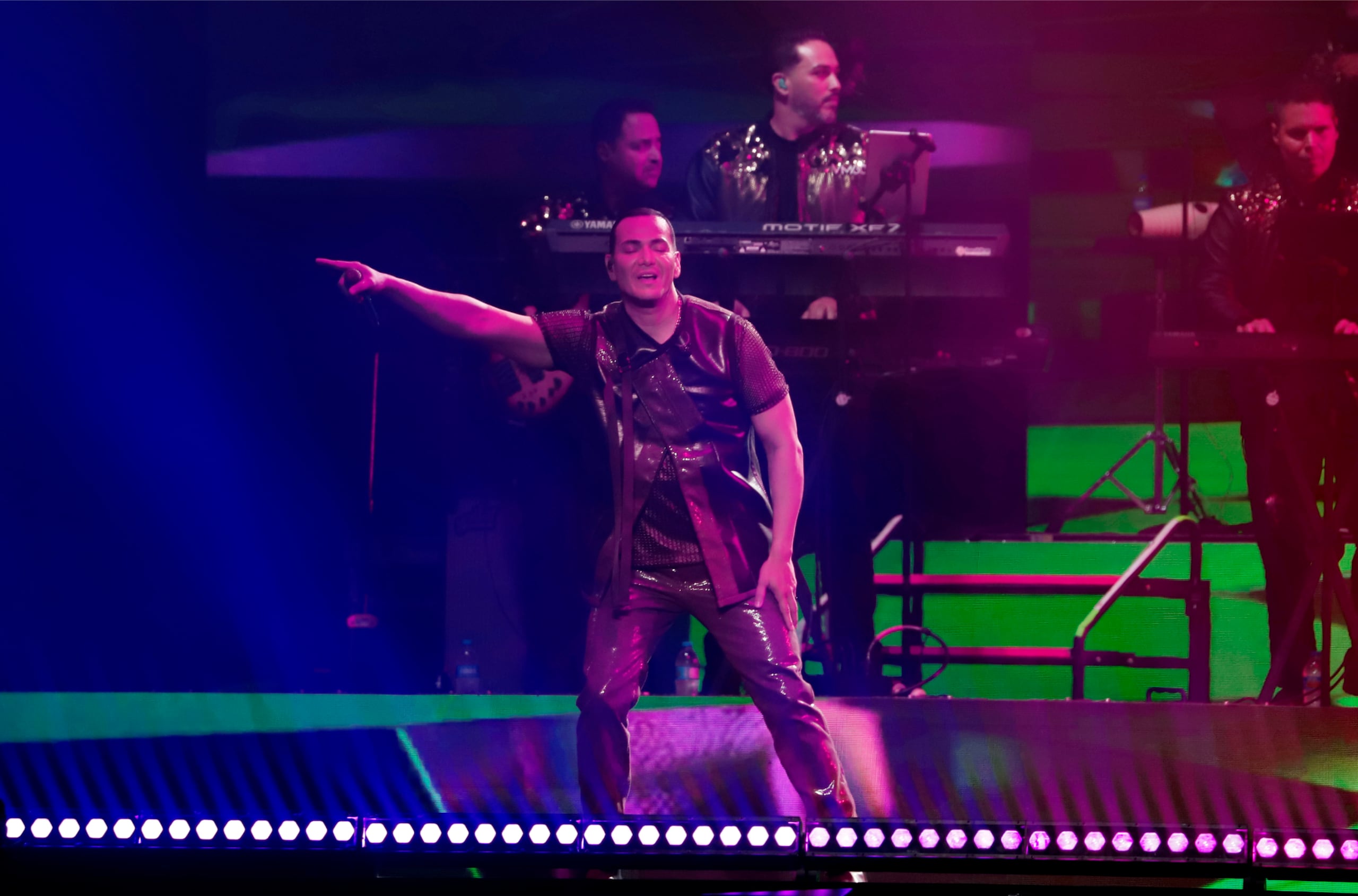 El salsero puertorriqueño Víctor Manuelle se presenta durante la celebración de sus 30 años de trayectoria en el Coliseo Jose Miguel Agrelot, en San Juan (Puerto Rico). EFE/ Thais Llorca