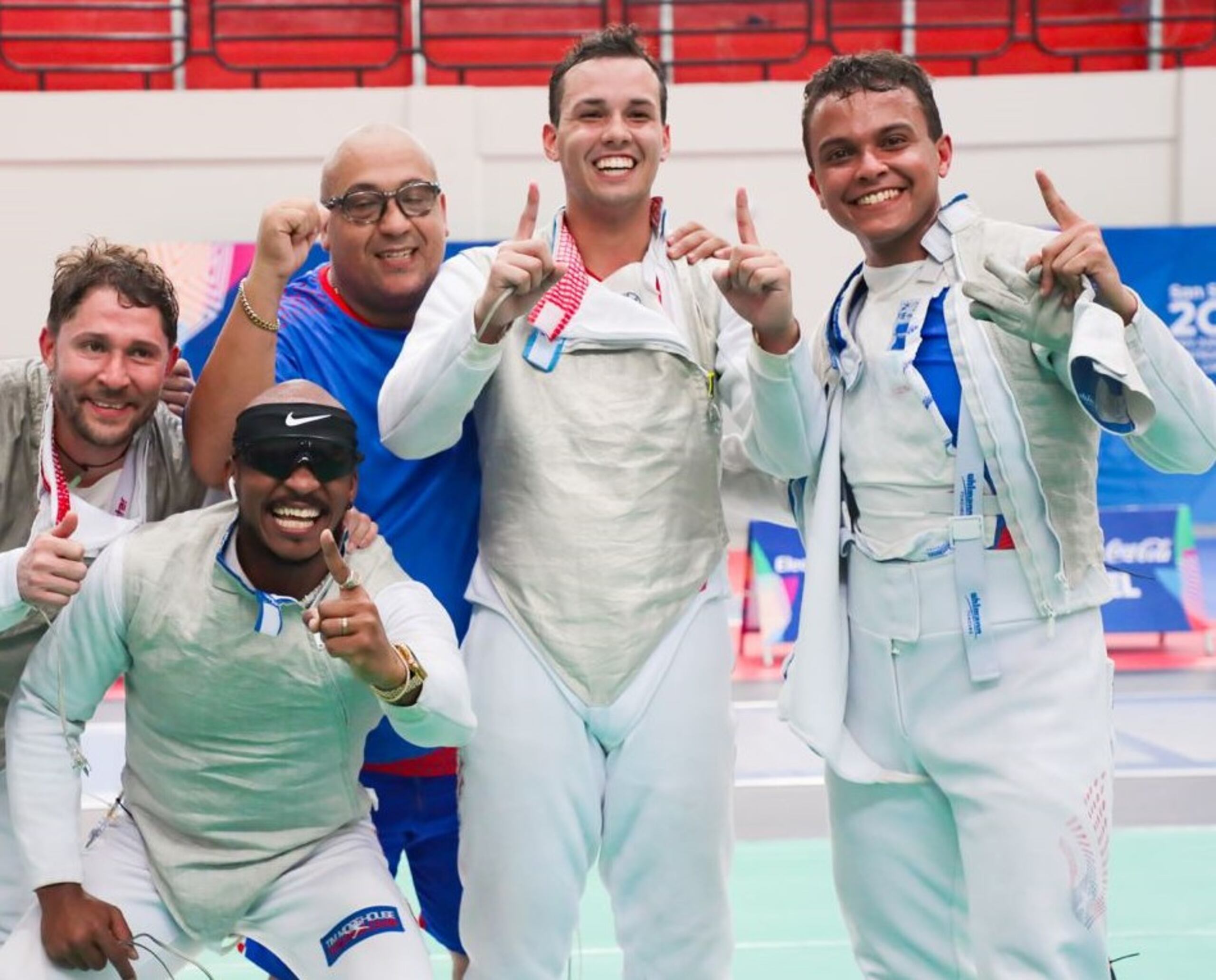 Los esgrimistas boricuas celebran la medalla de oro.