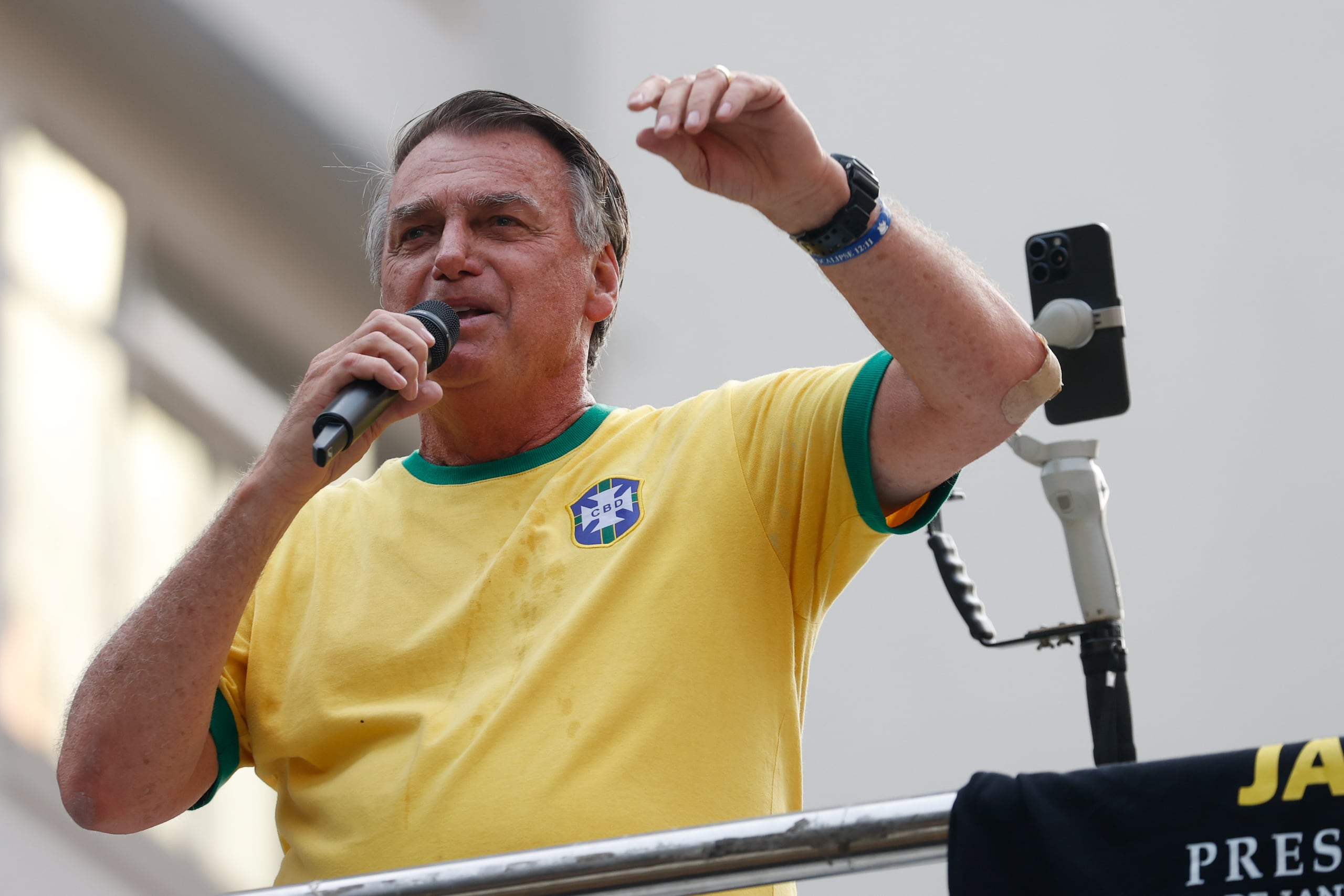El expresidente brasileño Jair Bolsonaro (2019-2022) habla durante una manifestación este sábado en la avenida Paulista de Sao Paulo (Brasil). Bolsonaro volvió a cargar contra el Poder Judicial y tachó de "dictador" al magistrado de la Corte Suprema que lo investiga a él y al magnate Elon Musk en un proceso por la difusión masiva de noticias falsas. EFE/ Sebastiao Moreira