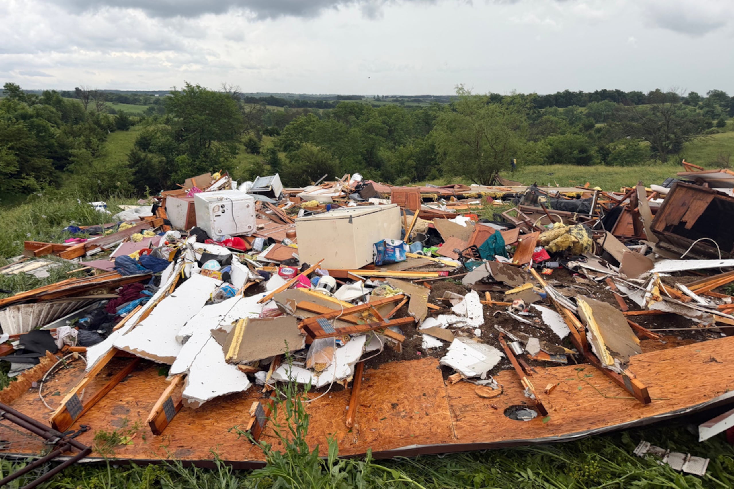 En la imagen, proporcionada por Kylie Rouse, se muestran los restos de la casa de Shane y Jimmie Tipton en Unionville, Missouri, el miércoles 10 de junio de 2026, tras el paso de un tornado.
