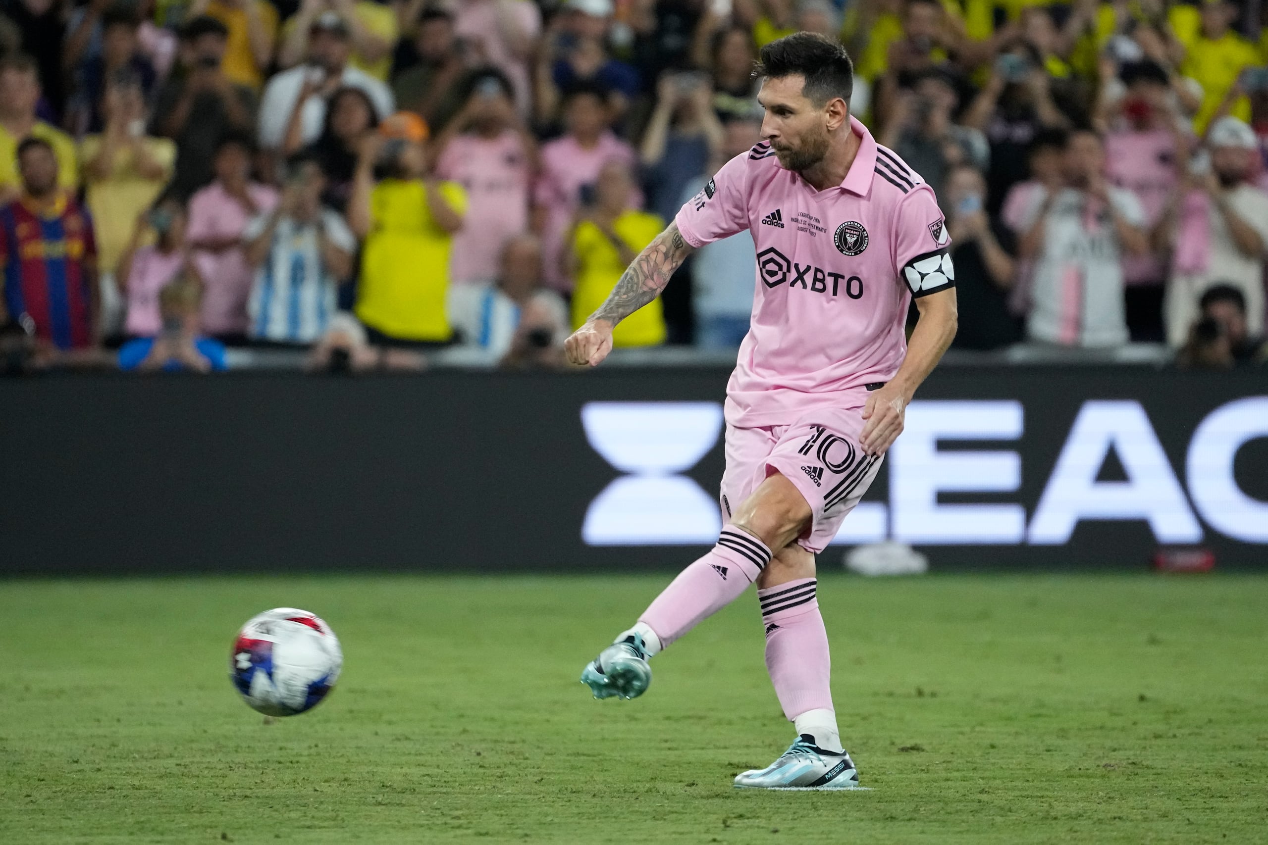 El argentino Lionel Messi, del Inter Miami, convierte un penal durante la tanda para definir la final de la Leagues Cup ante Nashville.