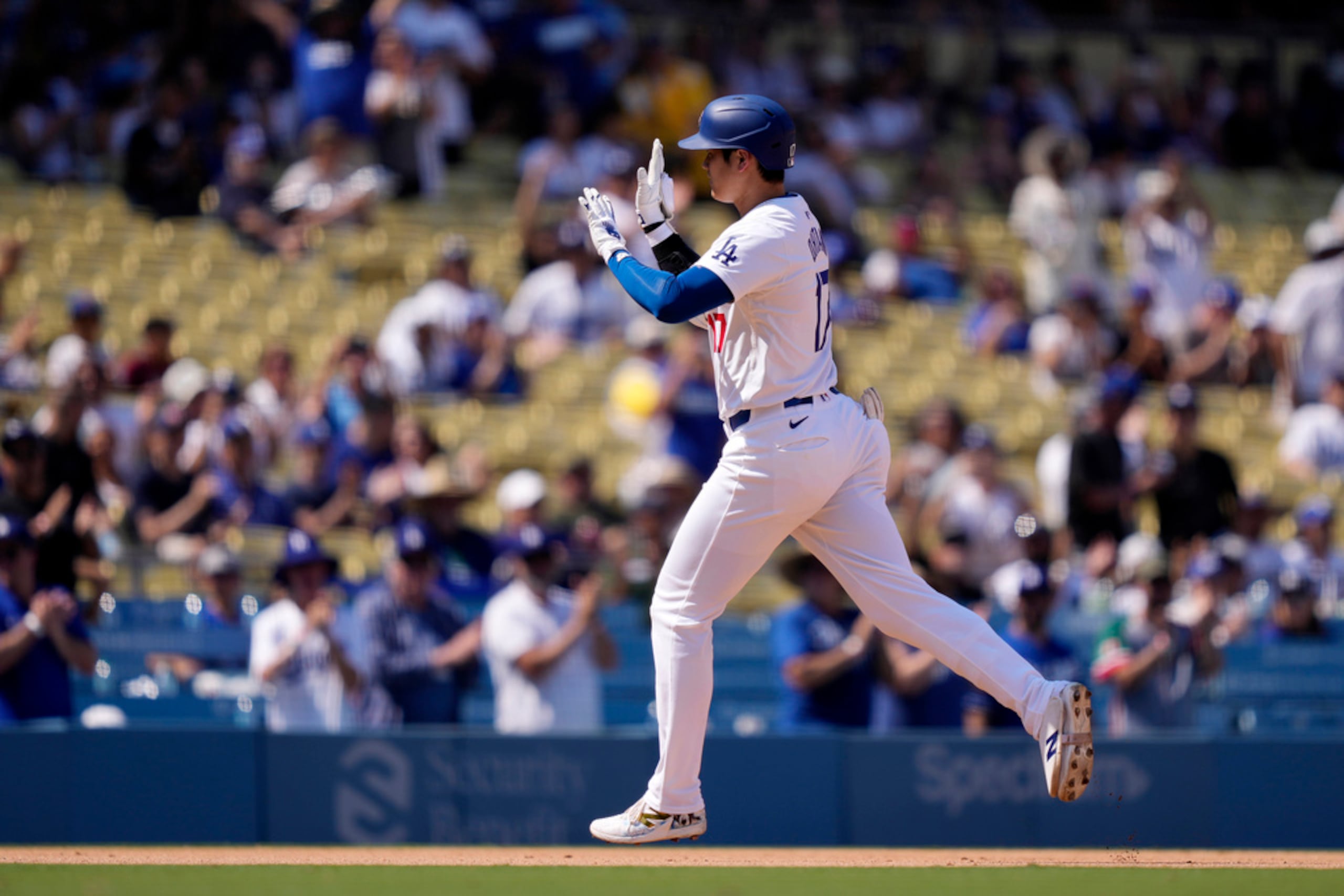 Shohei Ohtani, de los Dodgers de Los Ángeles, reacciona mientras se dirige a la tercera base tras conectar un jonrón solitario durante el quinto episodio del juego de béisbol ante los Guardianes de Cleveland, el 8 de septiembre de 2024, en Los Ángeles.