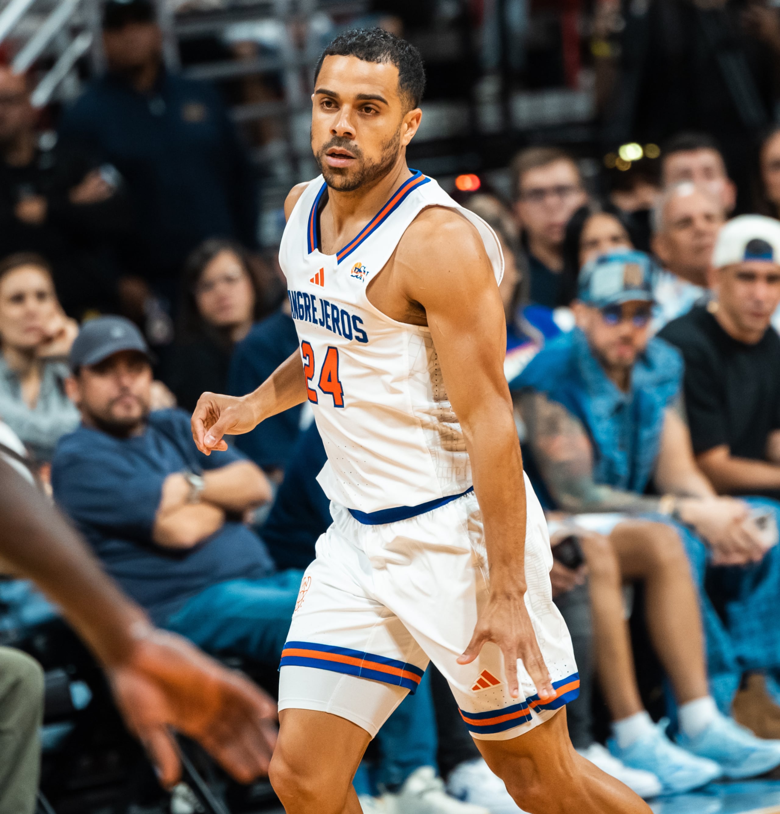 Ángel Rodríguez durante un juego entre los Cangrejeros de Santurce y los Atléticos de San Germán.