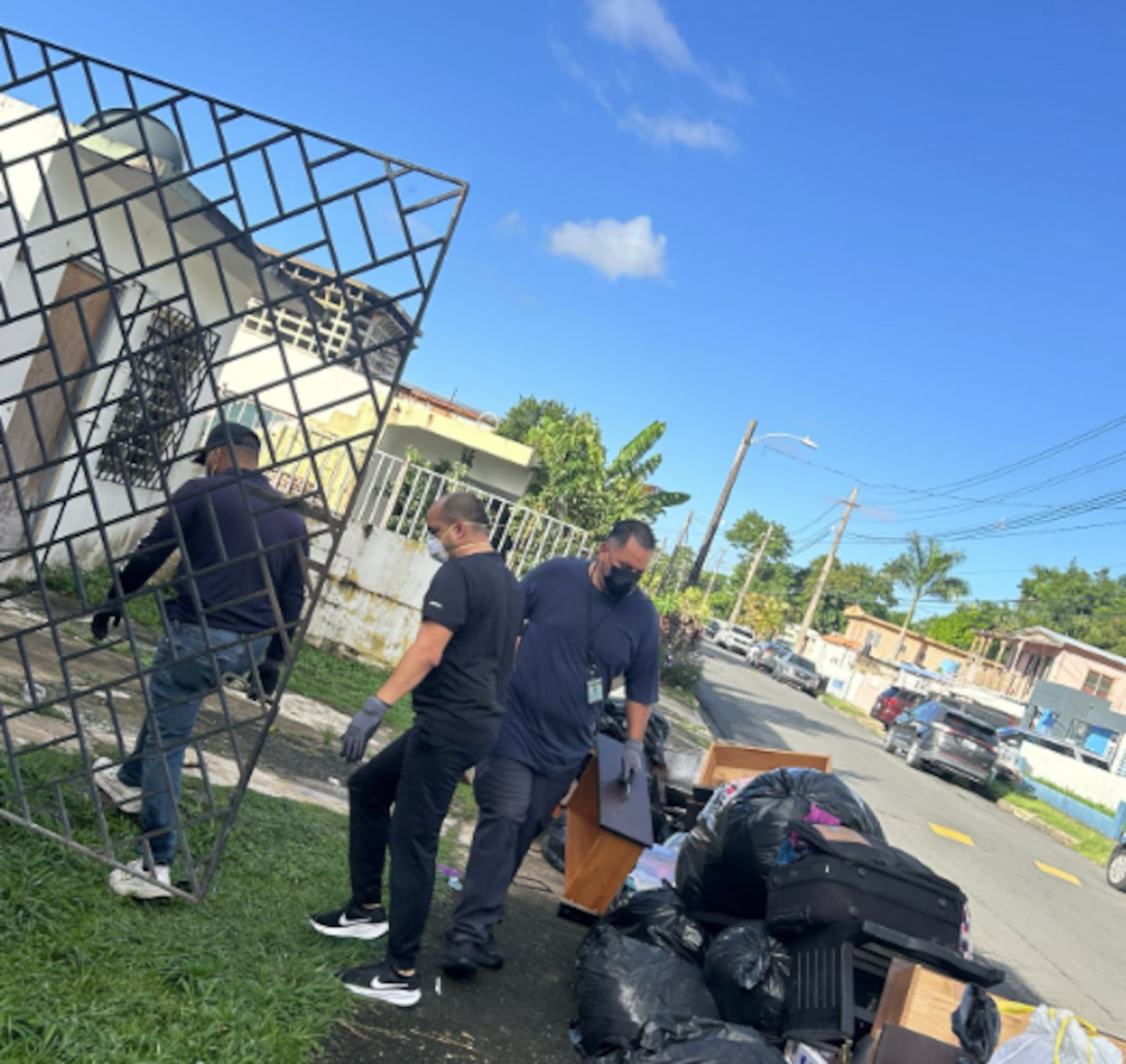 Policías, bomberos y el Municipio de Carolina se unieron para realizar labores de limpieza y recogido de escombros quemados en una residencia de la calle Cádiz en la urbanización Vistamar, que se quemó.