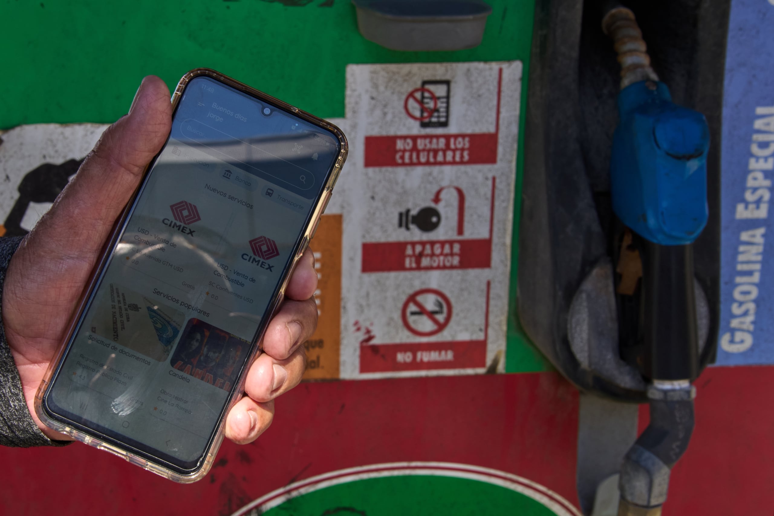 El jubilado Jorge Reyes muestra su teléfono con la aplicación "El Ticket", que se utiliza para reservar un lugar en la fila para comprar gasolina racionada en La Habana, Cuba, el lunes 16 de febrero de 2026. (Foto AP/Ramón Espinosa)