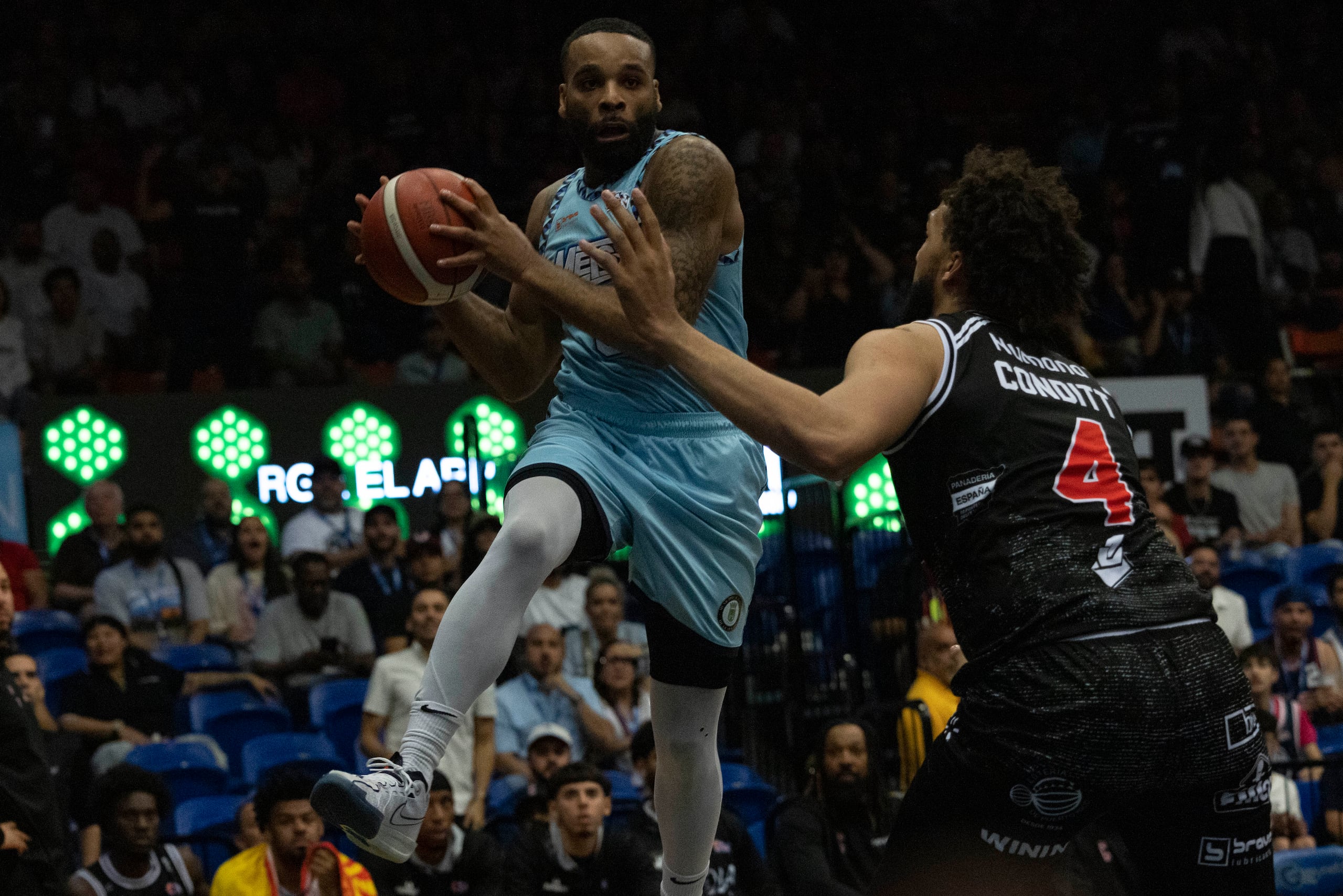 Jaysean Paige, de los Mets de Guaynabo, con el balón ante George Conditt IV, de los Gigantes de Carolina.