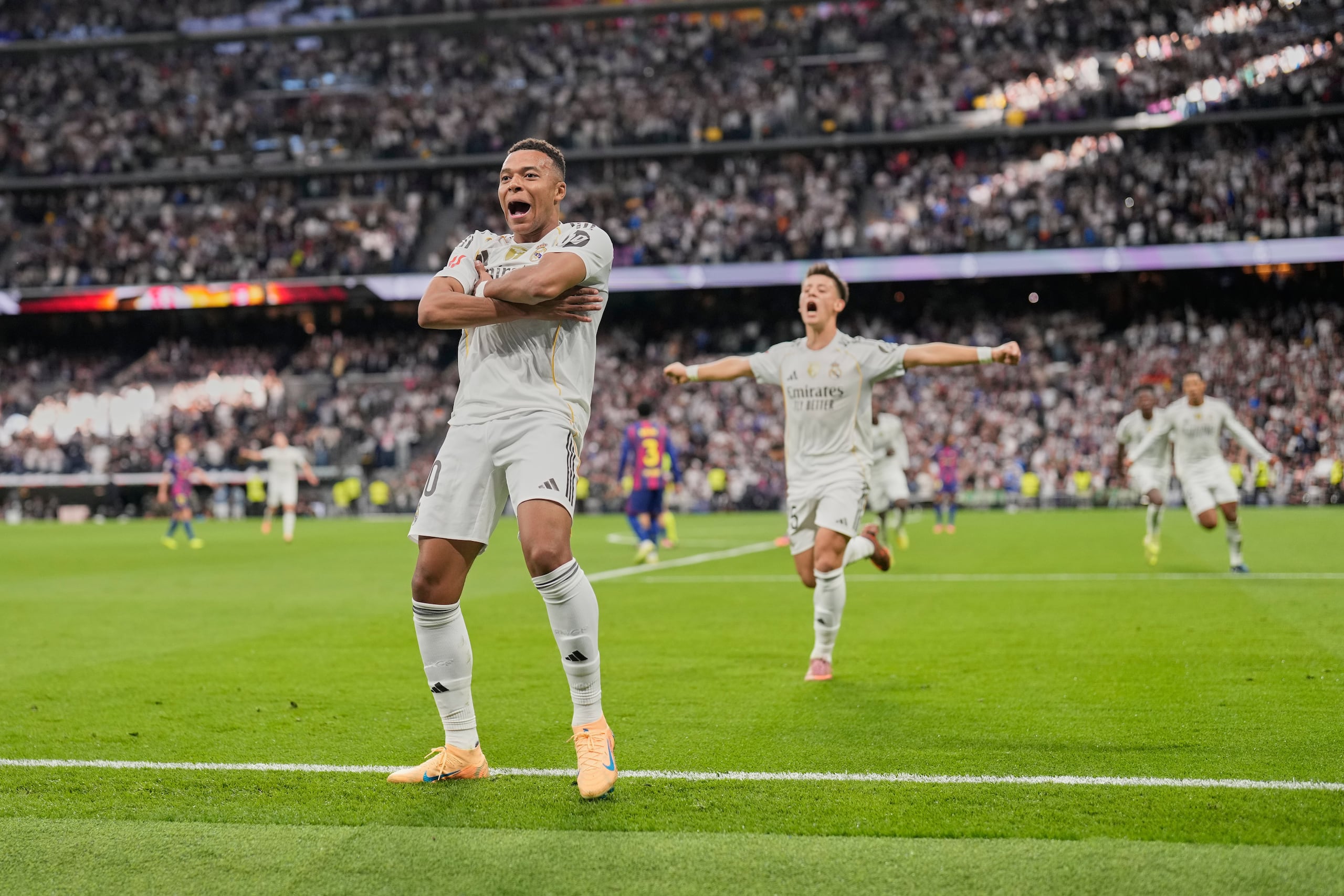 Kylian Mbappé del Real Madrid reacciona tras anotar en El Clásico ante el Barcelona.