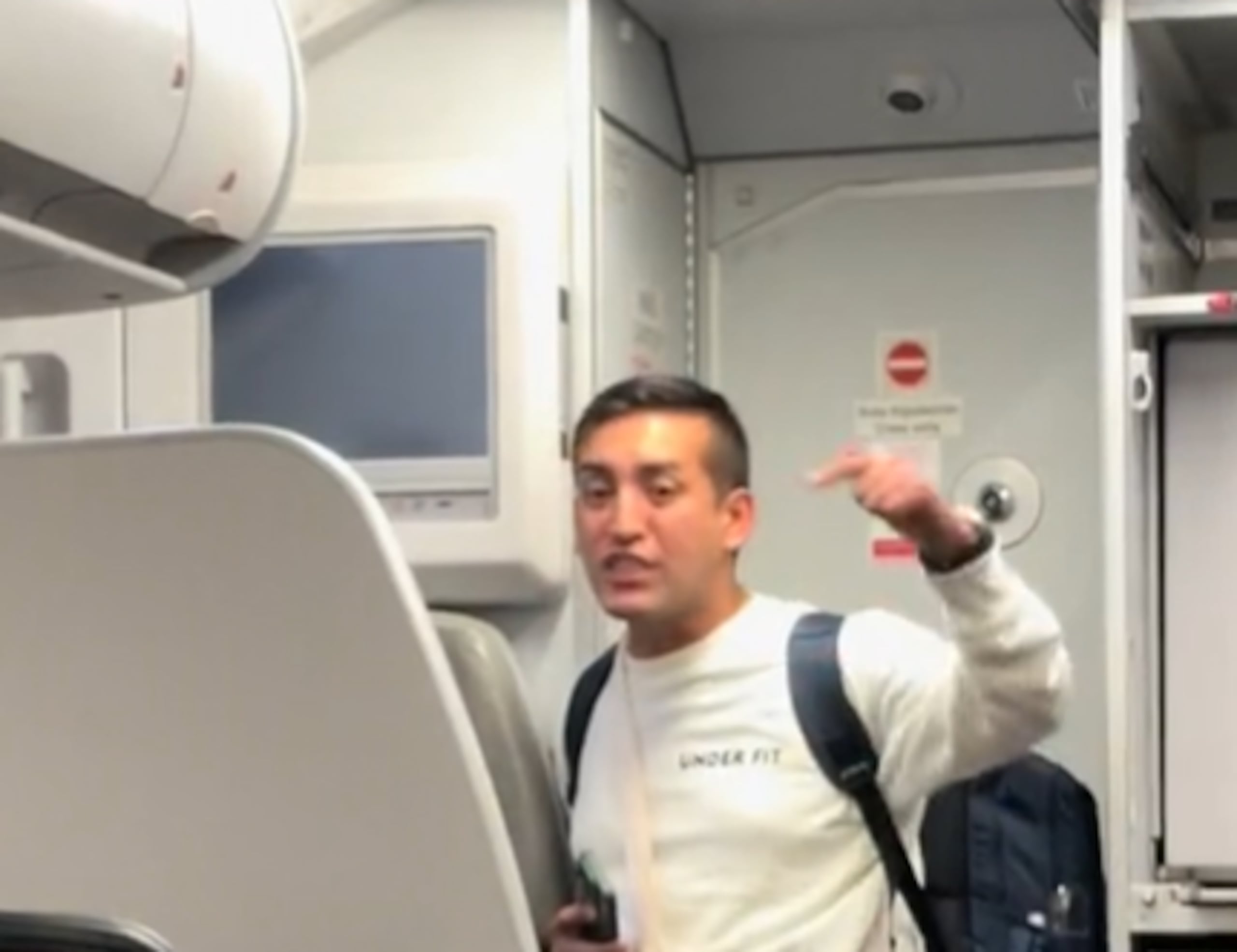 Ante la actitud del usuario, la auxiliar de vuelo le dijo que iba a llamar a la Policía porque tenía que abandonar la aeronave, pues estaba retrasando la salida del vuelo y los pasajeros se encontraban molestos.