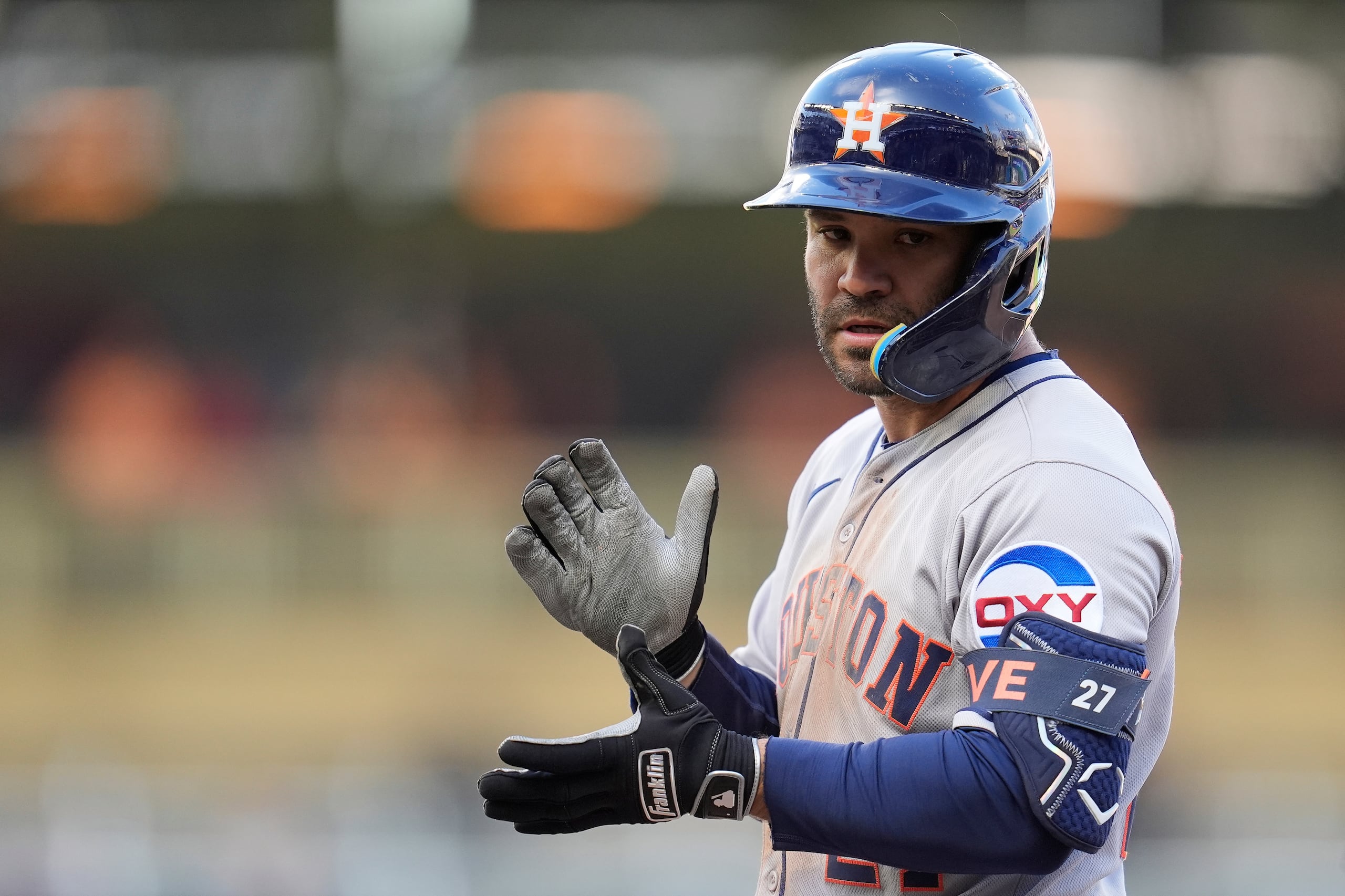 José Altuve, de los Astros de Houston, aplaude después de impulsar una carrera con un sencillo en la 10ma entrada del juego de béisbol de Grandes Ligas contra los Twins de Minnesota.