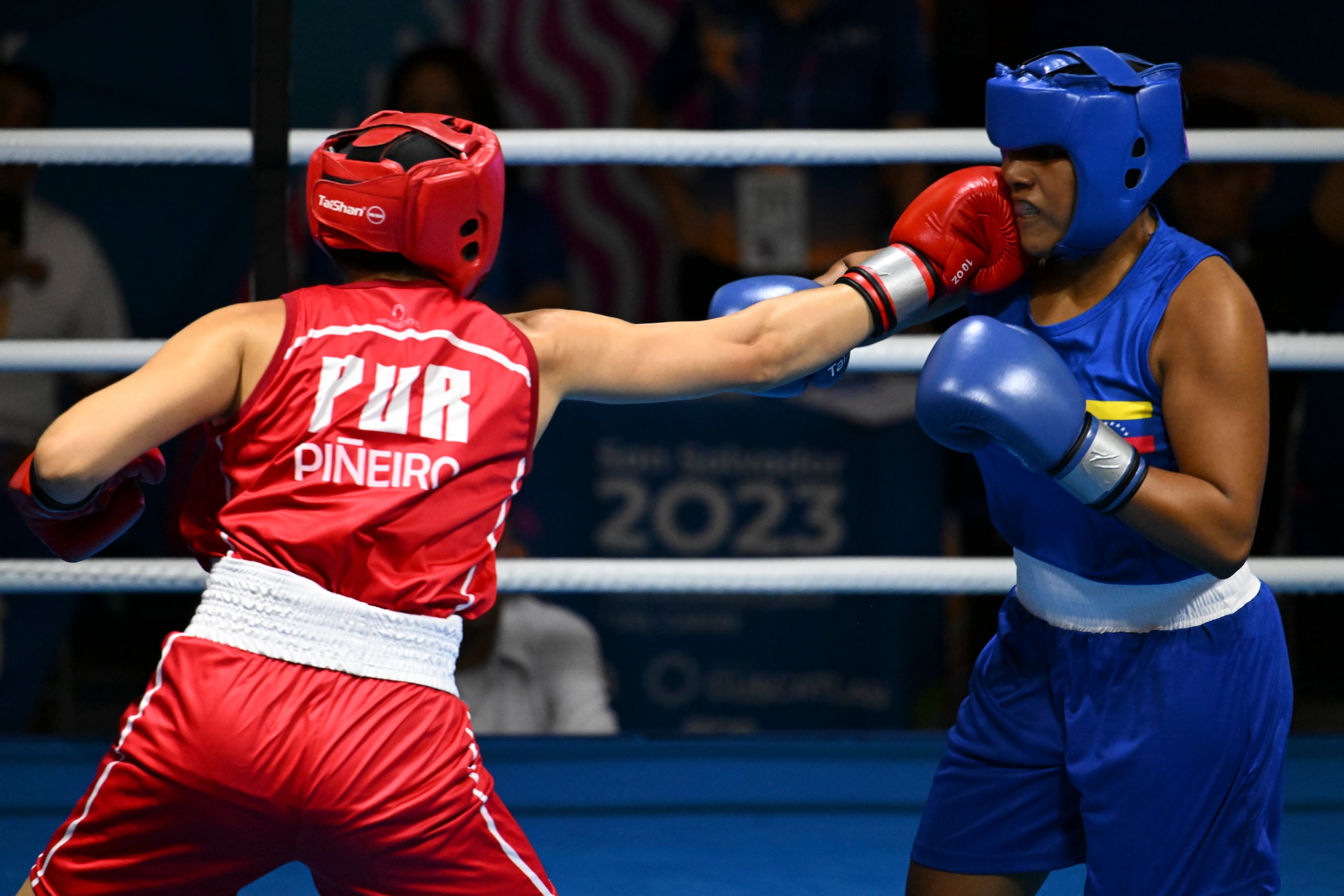 Stephanie Piñeiro ataca a su rival en la semifinal.