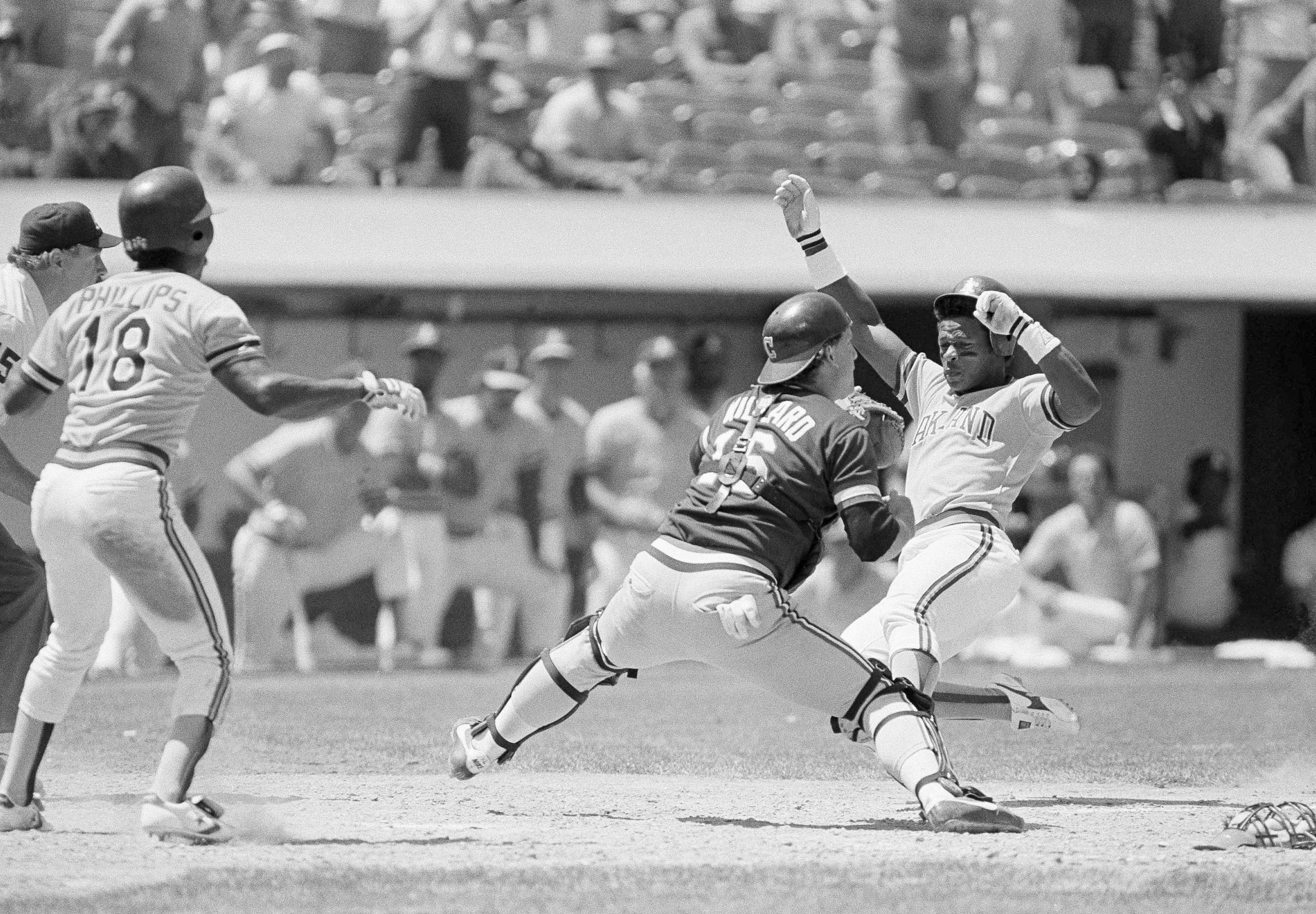 Rickey Henderson, deslizándose, anota desde tercera base remolcado por un batazo en el cuadro de Davey Lopes en un partido del 14 de mayo de 1984.