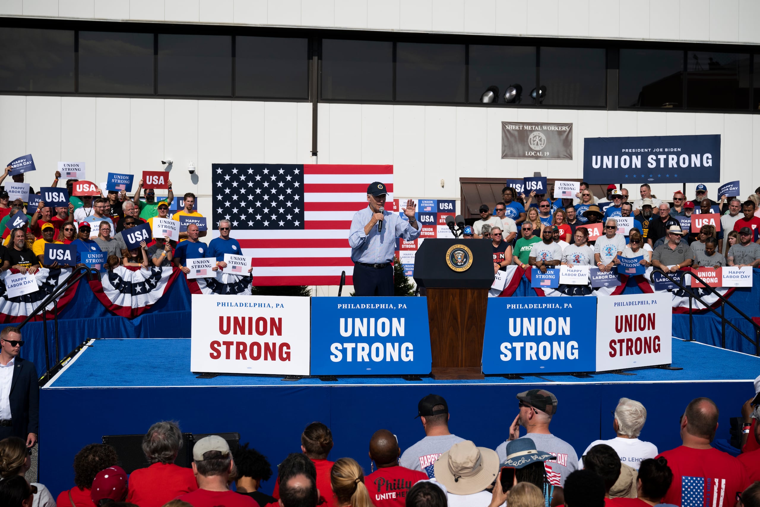 El presidente Joe Biden da un discurso por el Día del Trabajo en el Local 19 de Sheet Metal Workers, en Filadelfia, el lunes 4 de septiembre de 2023. (Foto AP/Joe Lamberti)
