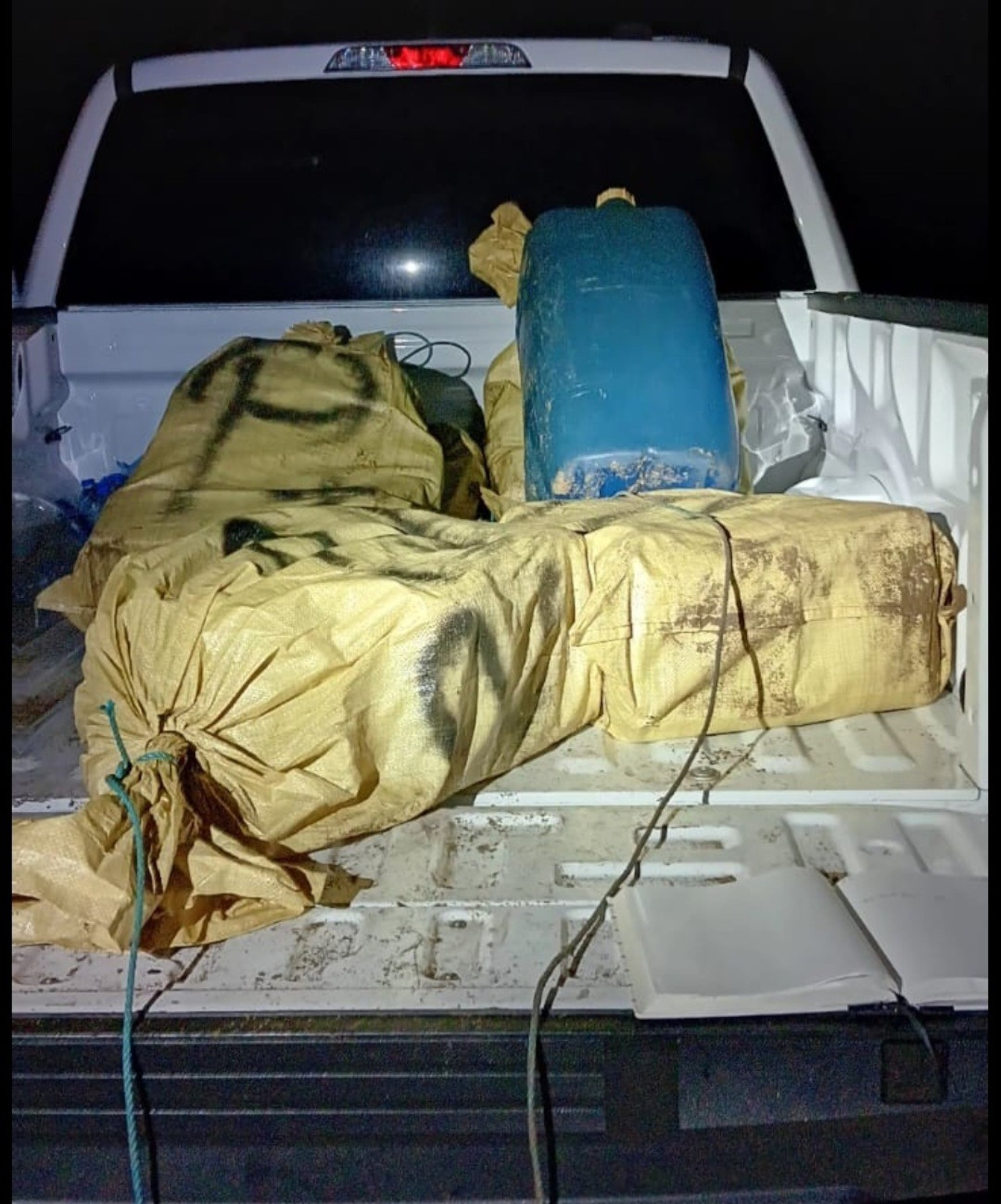 Fardos de cocaína hallados en una embarcación abandonada a orillas de la playa Peñón Amador, en Camuy.