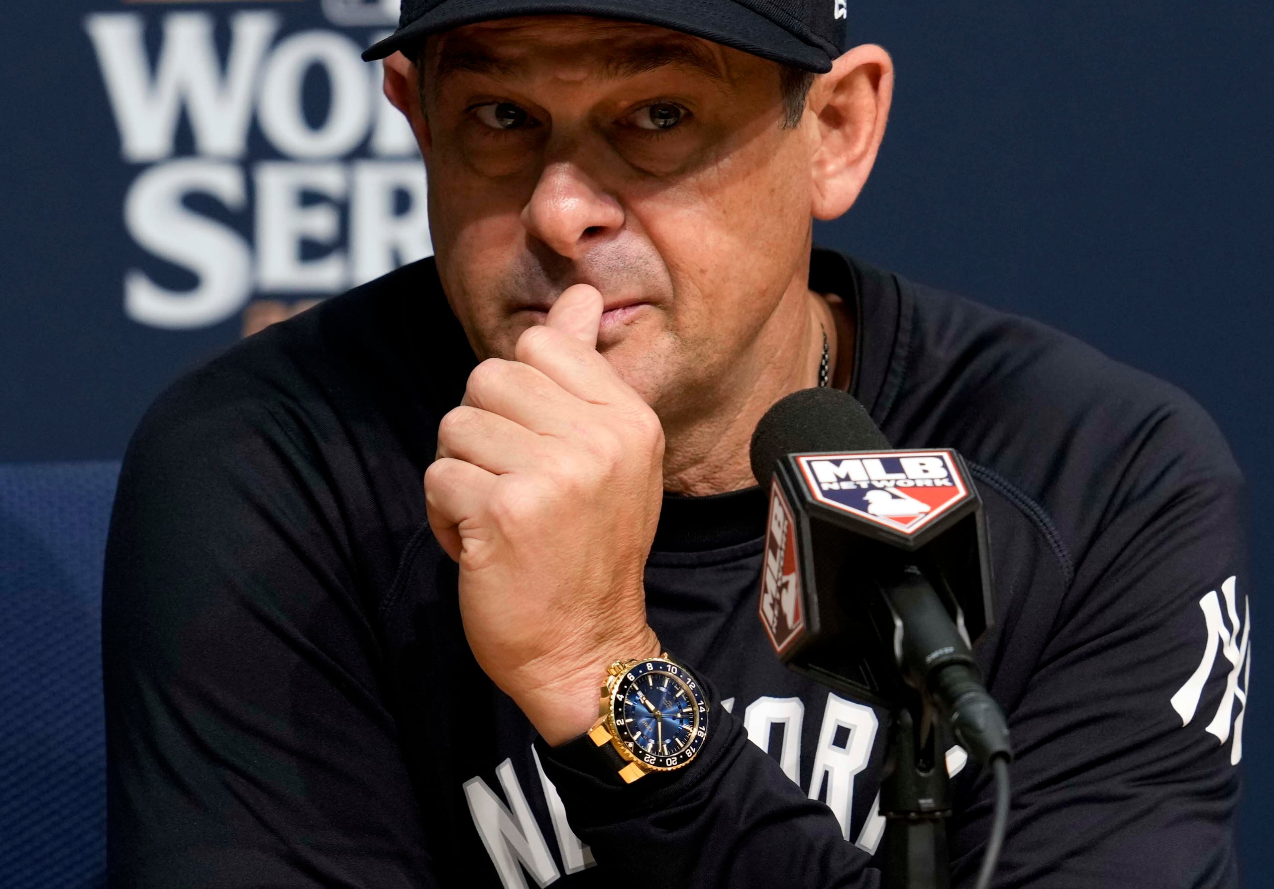 El mánager de los Yankees de Nueva York, Aaron Boone platica durante una conferencia de prensa previo al Juego 1 de la Serie Mundial de béisbol, el viernes 25 de octubre de 2024, en Los Ángeles.