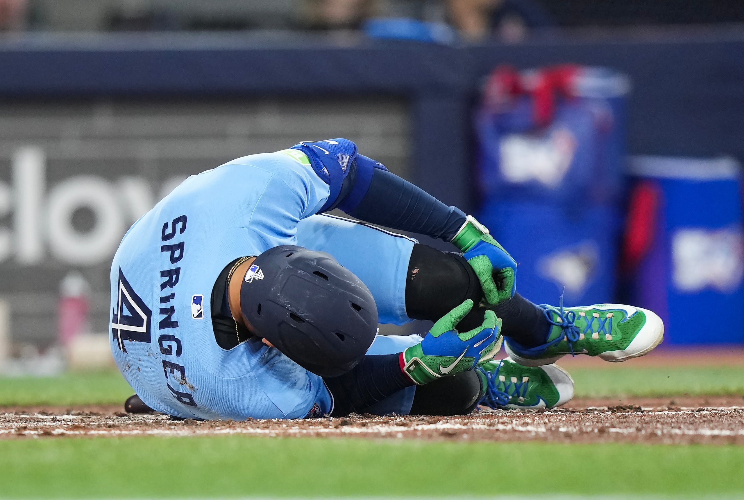 El bateador designado de los Azulejos de Toronto George Springer cae al terreno tras ser golpeado en el pie por una bola de foul en el encuentro ante los Mellizo de Minnesota el sábado 11 de abril del 2026. (Nathan Denette/The Canadian Press via AP)