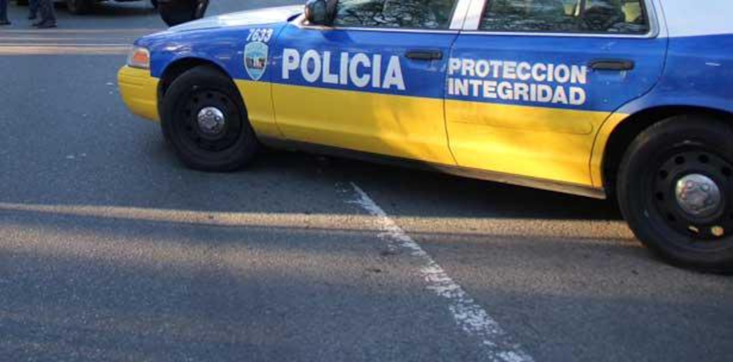 Una patrulla inició una persecución y la mujer impactó el encargado de la compañía de grúas realiza las labores y prosiguió la marcha hasta salir por la marginal del Norte Shopping Center en Santurce, donde fue detenida por policías de la Unidad Motorizada. (Archivo)