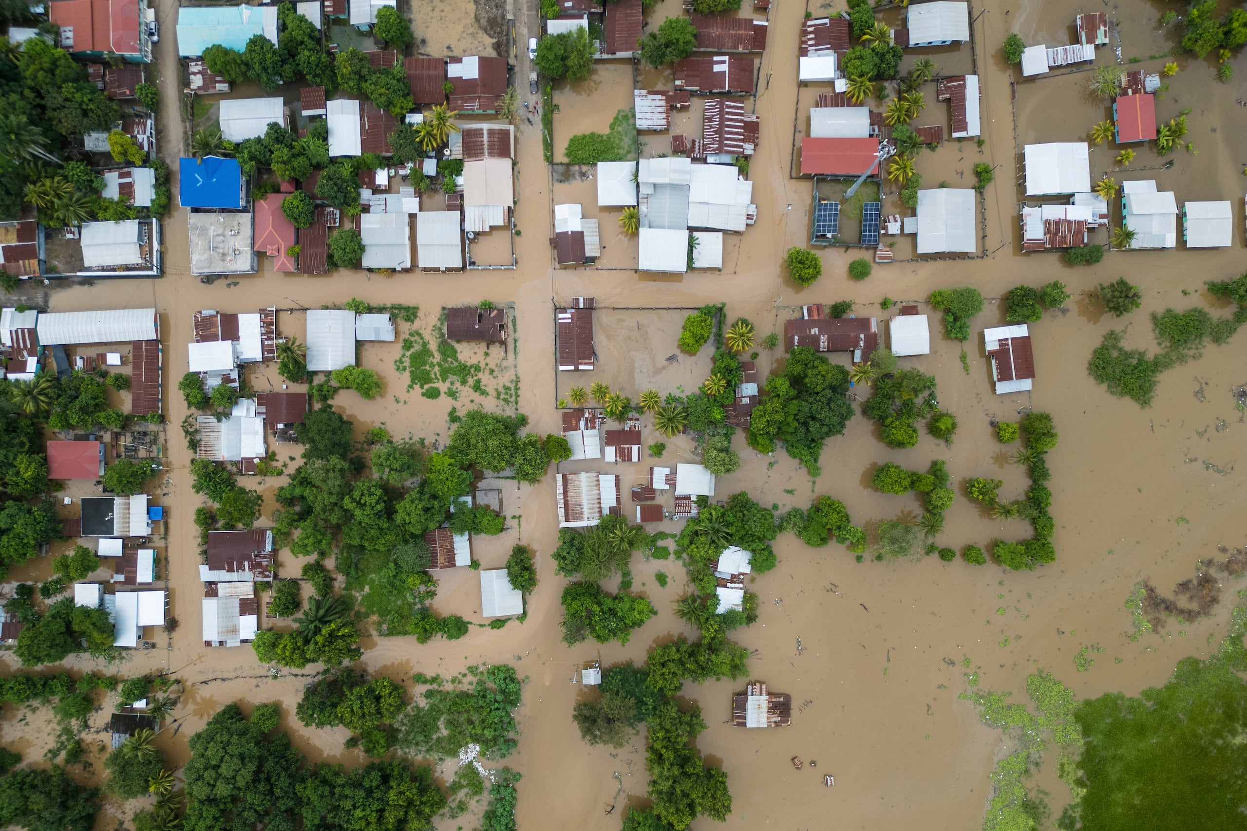 Una vista aérea muestra las inundaciones en el vecindario Suyapa tras el desbordamiento del río Ulúa tras el paso de la tormenta tropical Sara, en Potrerillos, Honduras, el domingo 17 de noviembre de 2024. (AP Foto/Moisés Castillo)