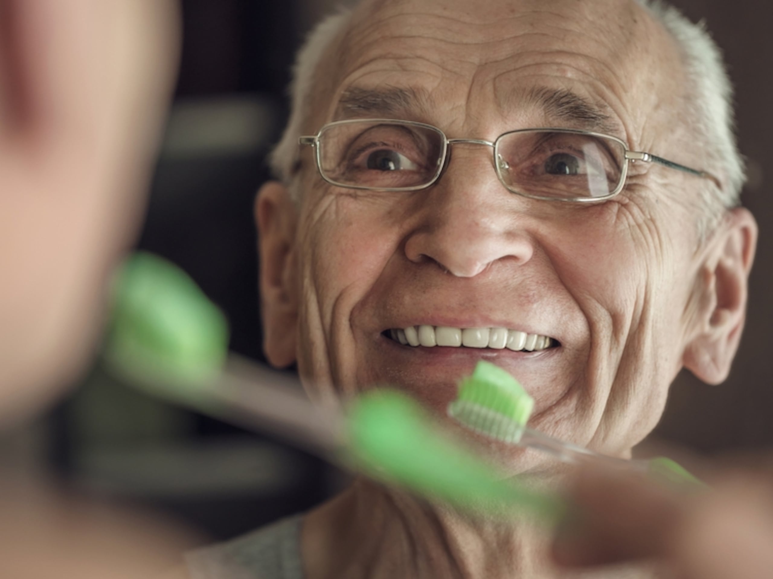 Durante el examen que hace tu dentista en la visita de limpieza, se evalúan las herramientas que son de beneficio para que puedas mantener una salud oral adecuada.