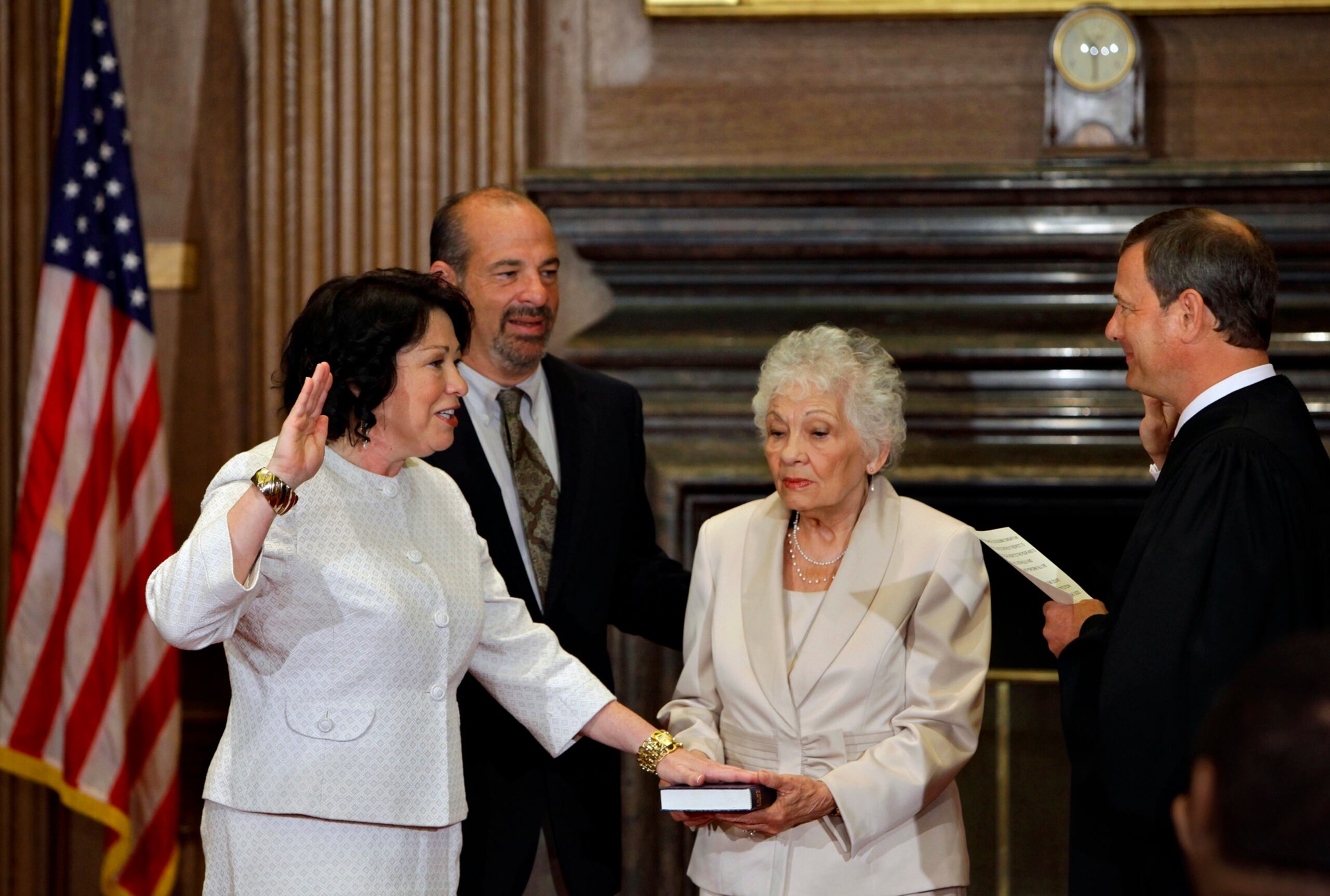 Sonia Sotomayor, elegida por el presidente Obama para reemplazar al juez David Souter tras su retiro, presta juramento ante el presidente del Tribunal Supremo, John Roberts, para convertirse en la primera jueza hispana del máximo tribunal y apenas la tercera mujer en sus 220 años de historia, en Washington, el 8 de agosto de 2009.