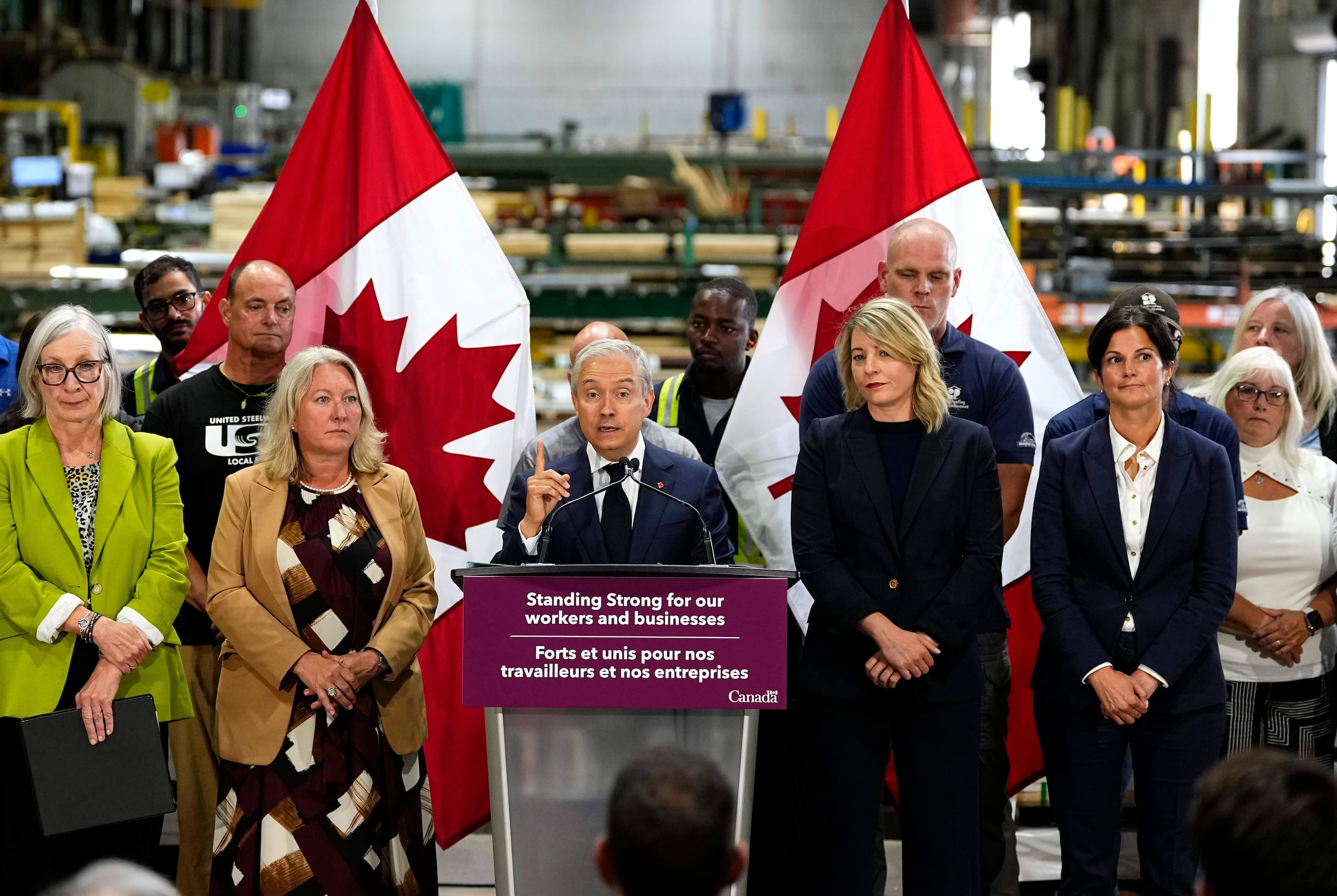 El ministro de Finanzas de Canadá, Francois-Philippe Champagne, habla en una rueda de prensa sobre la respuesta de Canadá a los aranceles de EEUU, en una fábrica de techos en Ottawa, el martes 25 de agosto de 2026. (Justin Tang/The Canadian Press vía AP)