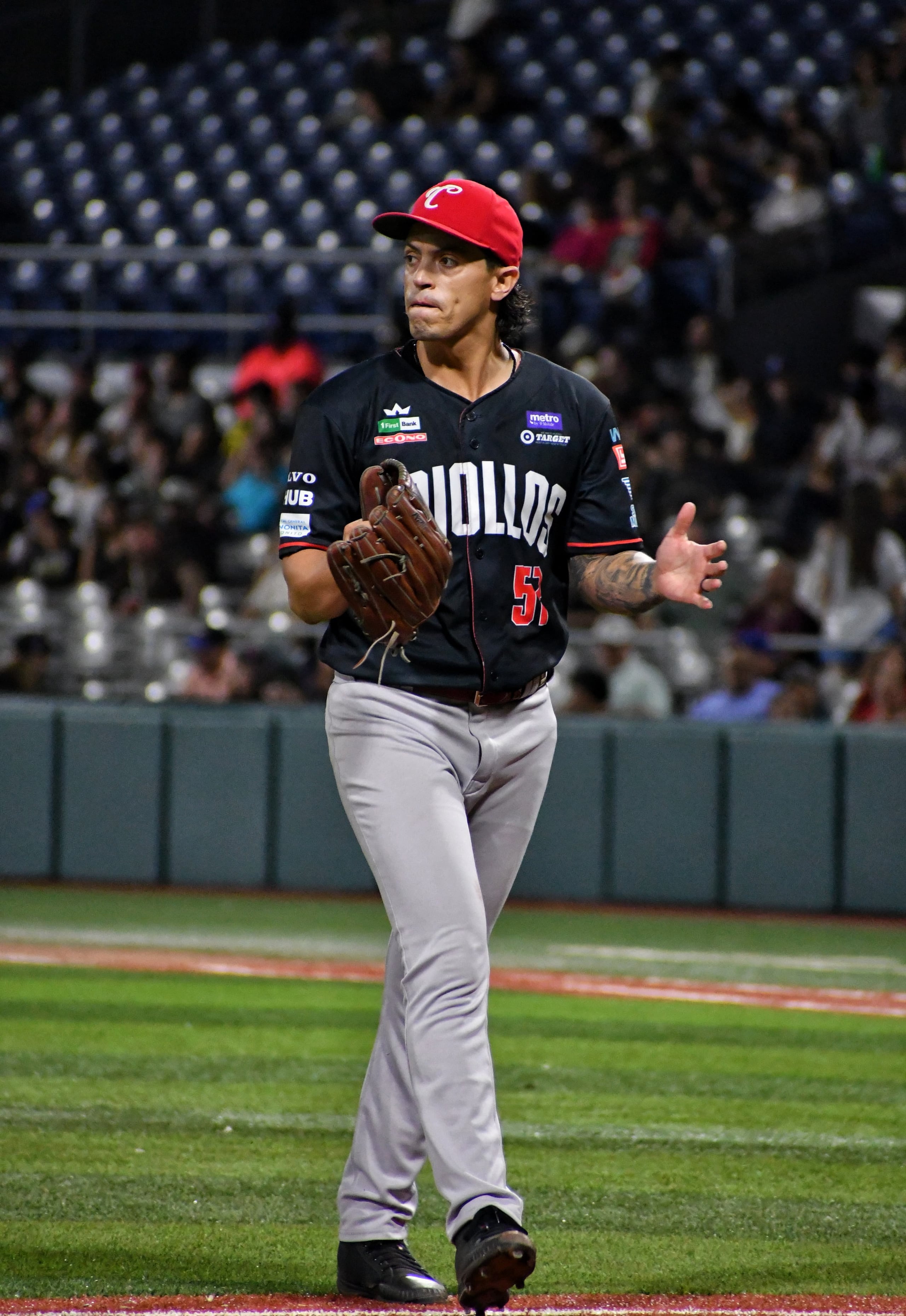 Dereck Rodríguez lució en el montículo como abridor de los Criollos.