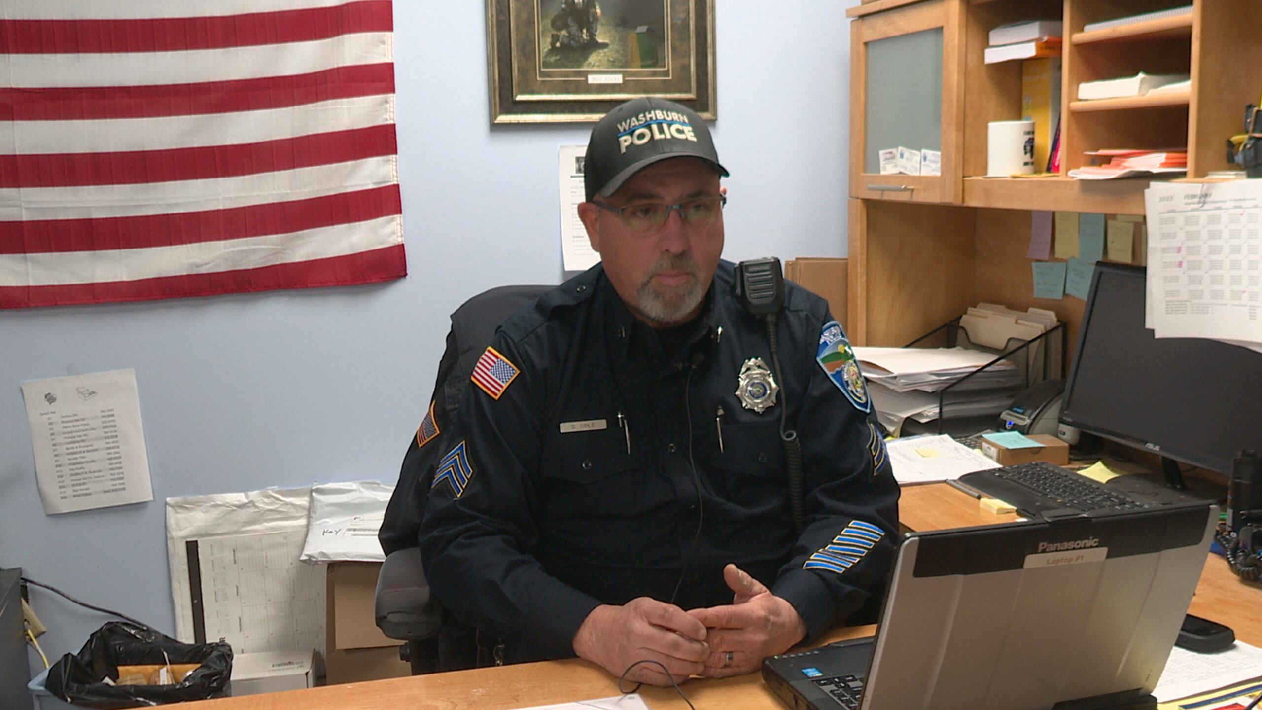 En esta foto, proporcionada por WAGM-TV, Chandler Cole es entrevistado el 23 de febrero de 2022 en Washburn, Maine. La Policía dijo que Cole, acusado de mentir sobre un caso de persona desaparecida, ha sido acusado de varios delitos, incluida la falsificación de un informe en el que afirmaba que había llevado al hombre desaparecido a un hospital. Los registros judiciales indican que el sargento de policía de Washburn. Chandler Cole renunció luego de ser acusado de falsificación agravada, manipulación de registros públicos y otros dos cargos. (WAGM-TV vía AP)