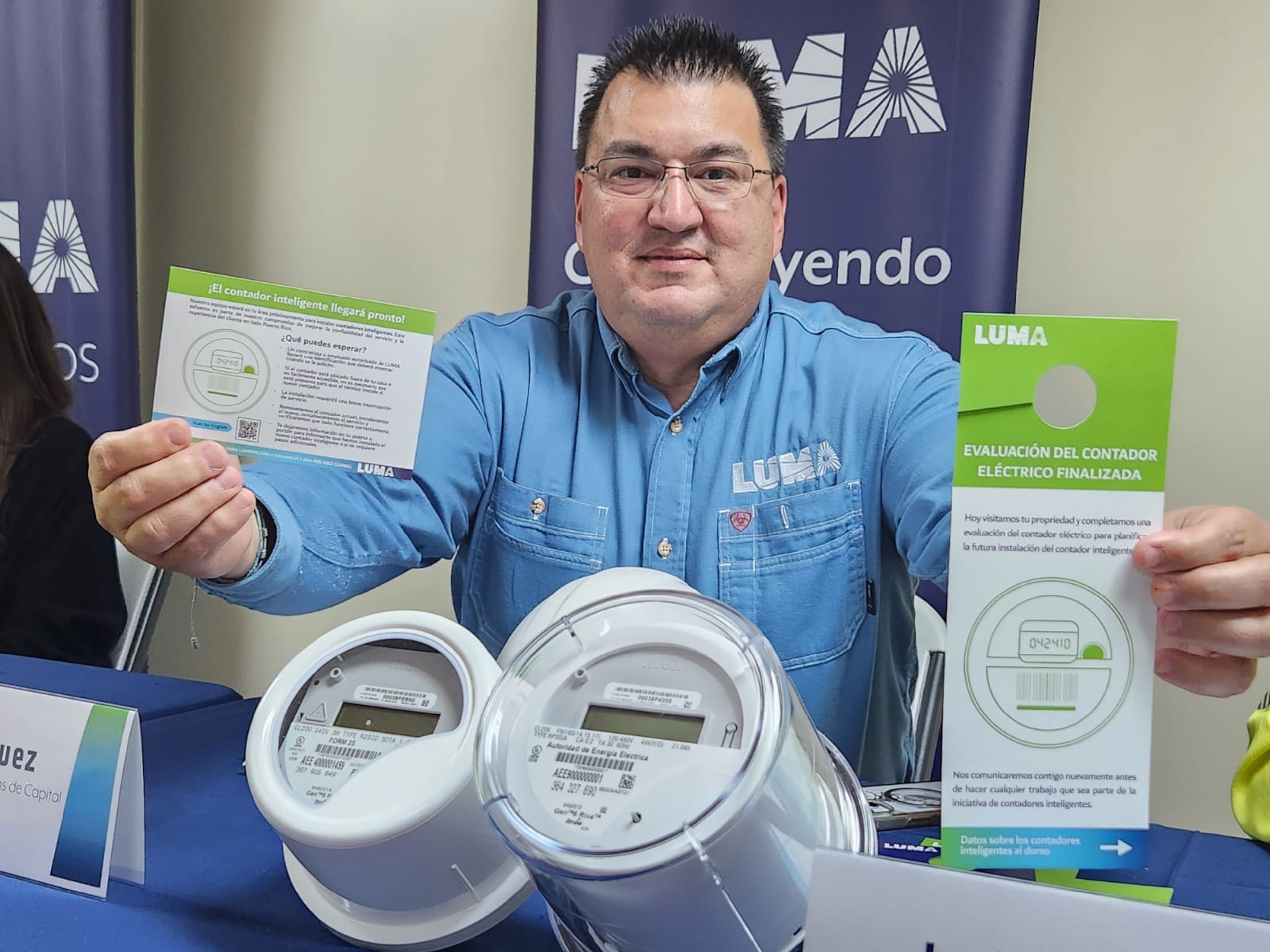 Juan Rodríguez, vicepresidente de Programas de Capital, muestra la literatura que se le envía a los abonados para anunciarle el cambio de contador.