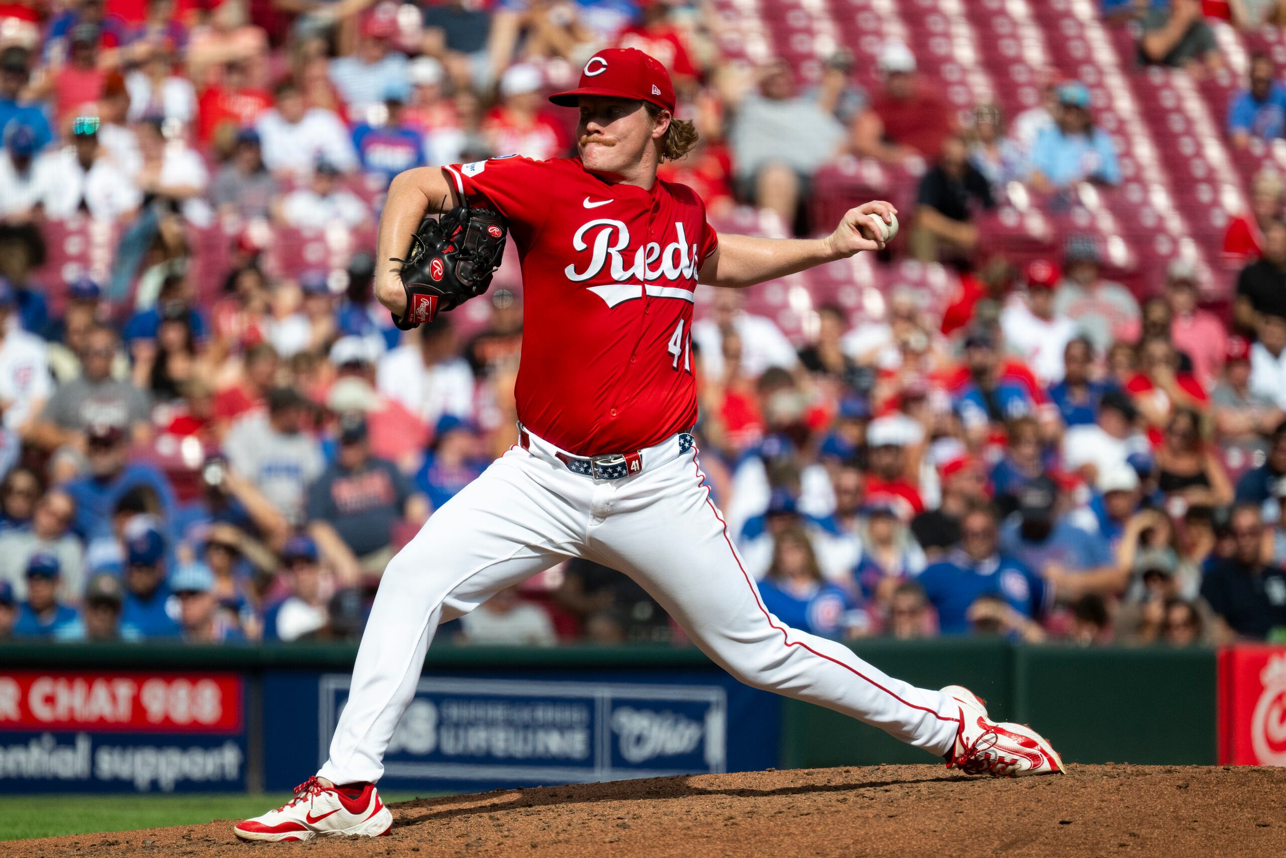 El lanzador de los Reds de Cincinnati, Andrew Abbott, lanza durante la tercera entrada.