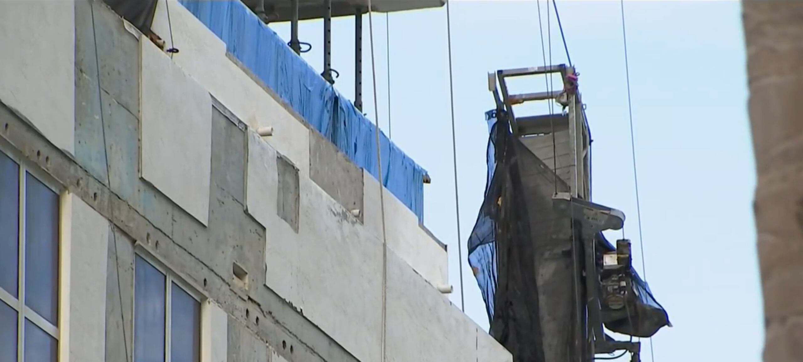 Andamio del que cayó un hombre mientras trabajaba en un edificio en Miami Beach