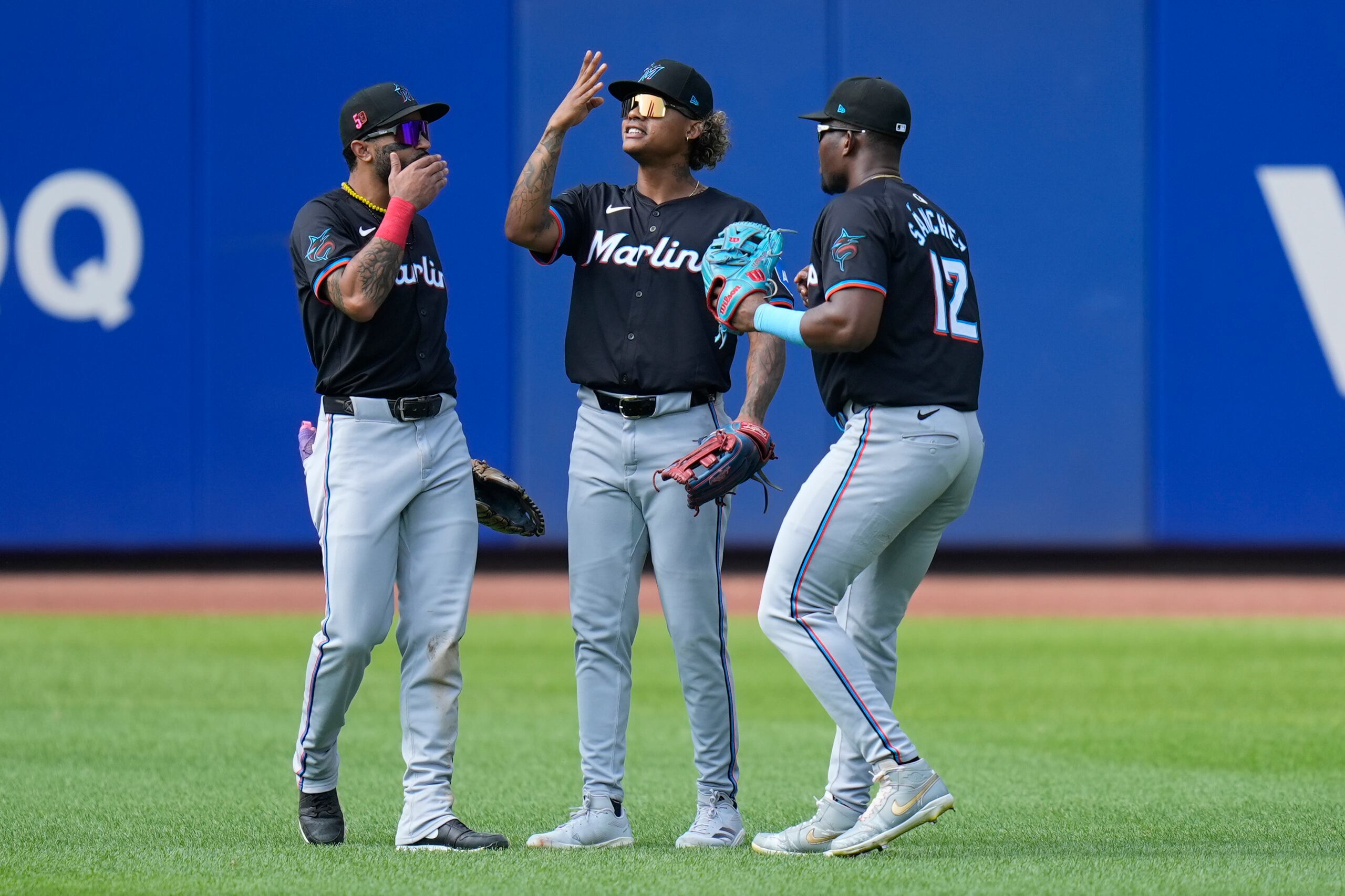 Derek Hill, Cristian Pache y Jesús Sánchez celebran la victoria de los Marlins sobre los Mets el domingo.