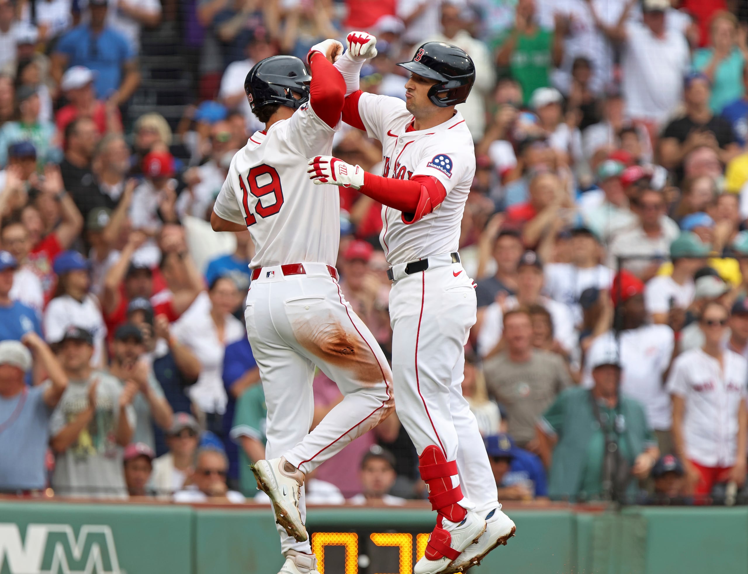 Alex Bregman (derecha) de los Red Sox de Boston celebra con su compañero de equipo Roman Anthony (izquierda) después del jonrón de dos carreras de Bregman en la quinta entrada durante un partido de béisbol contra los Dodgers de Los Ángeles.