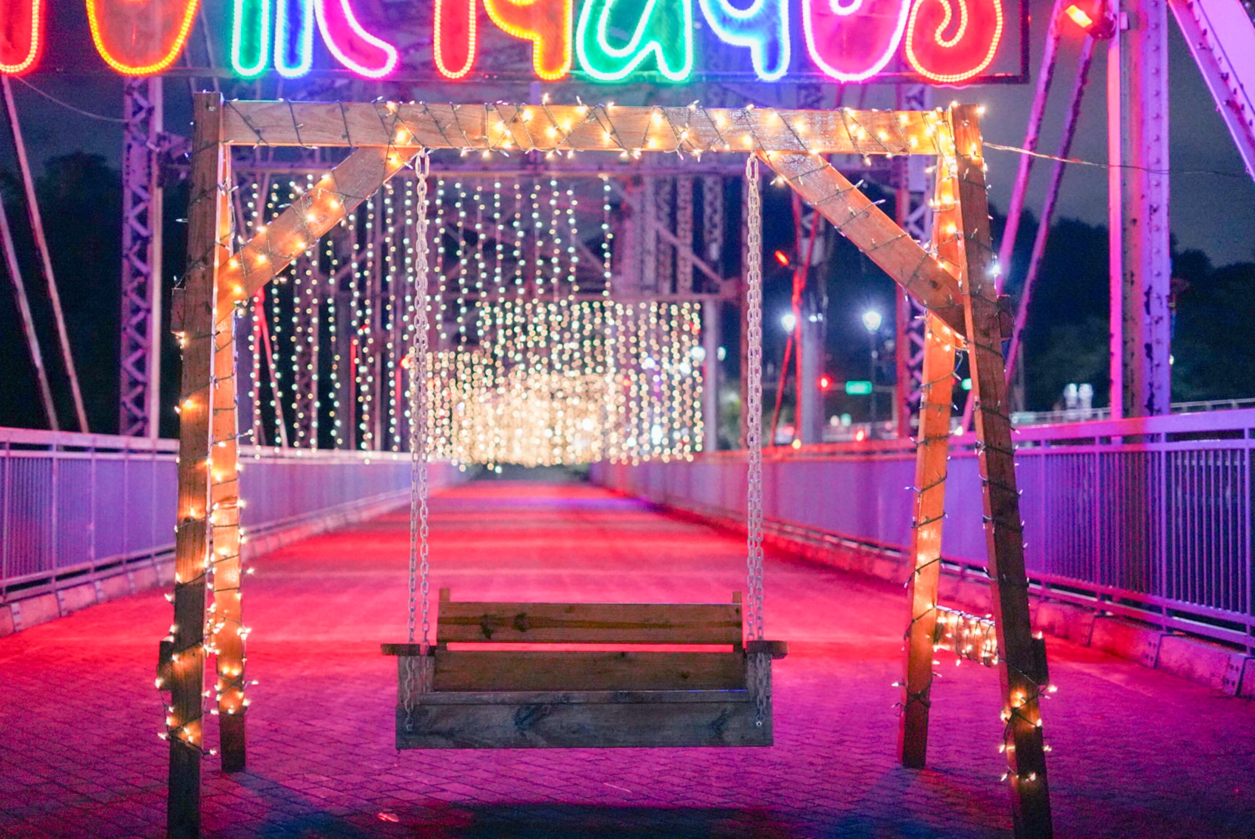 La decoración se extiende por varias calles del casco urbano de Trujillo Alto, incluyendo el puente histórico en la entrada del casco urbano.