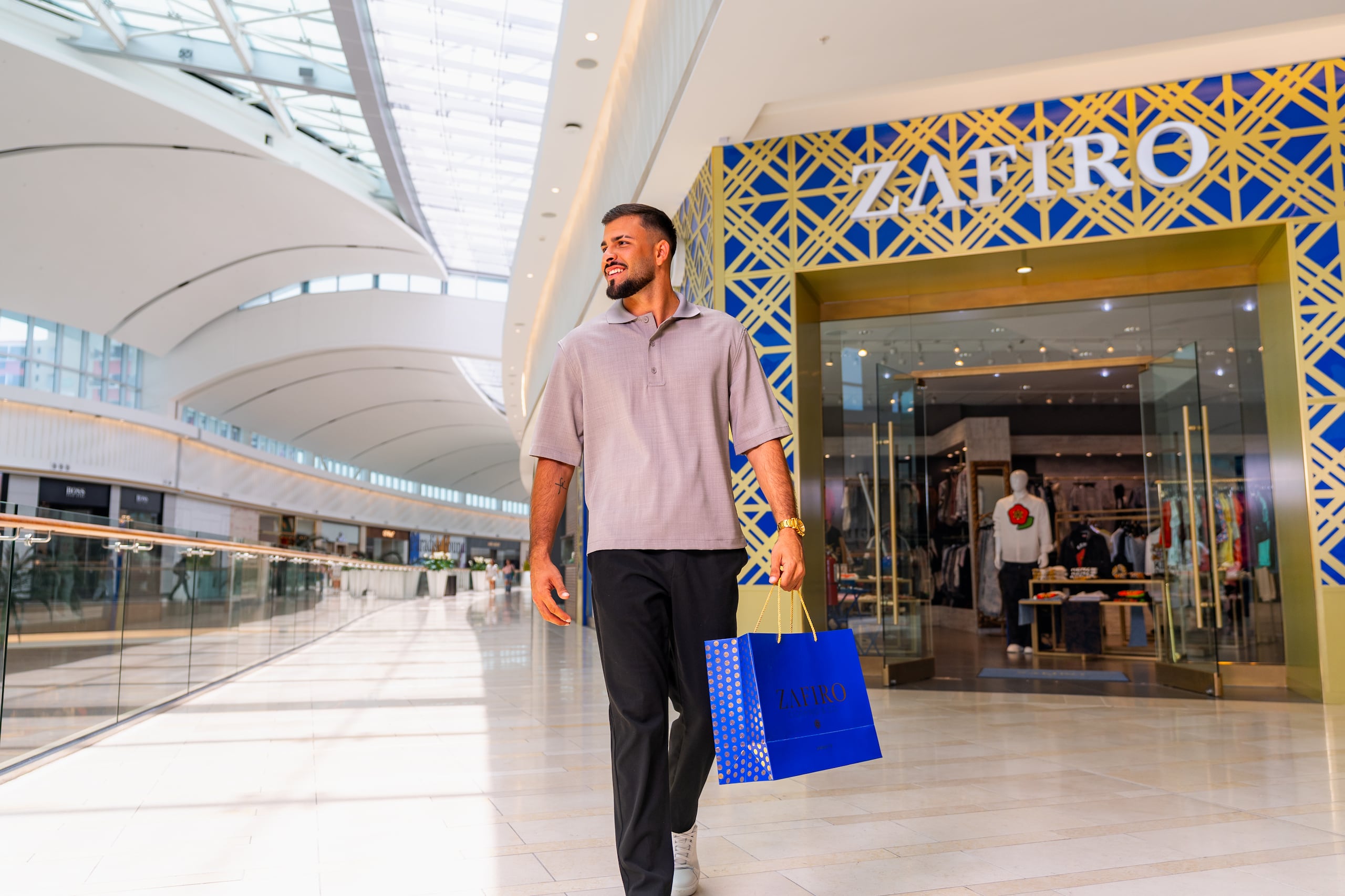 La variedad de tiendas hace de The Mall of San Juan el destino de compras navideño por excelencia. En la foto, Zafiro, segundo nivel.