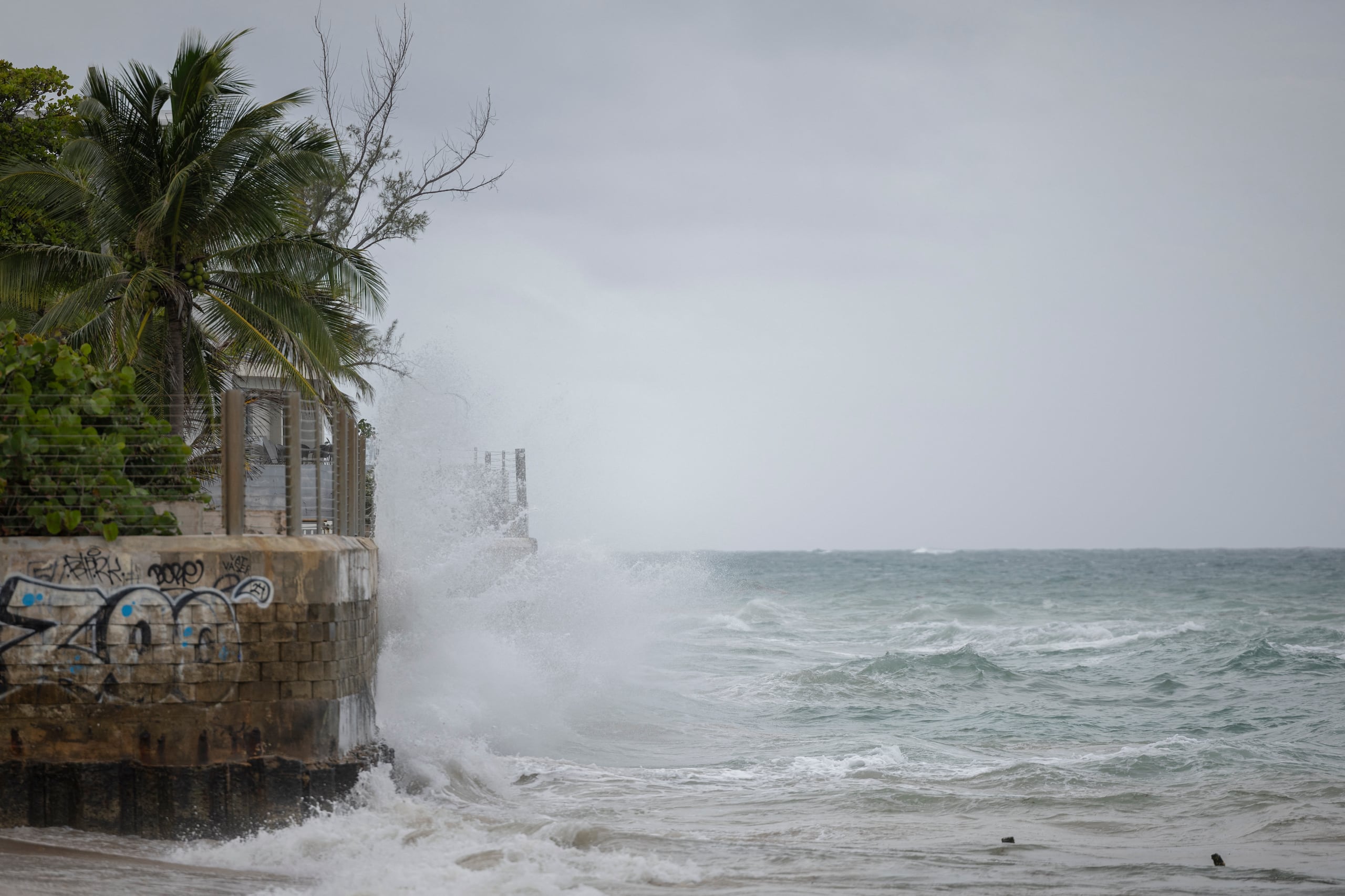 Las bandas de Erin, ahora un huracán mayor de categoría 3, continuarían afectando a Puerto Rico por las próximas 6 a 12 horas, y eso iría disminuyendo a medida que el fenómeno se aleja de la zona.