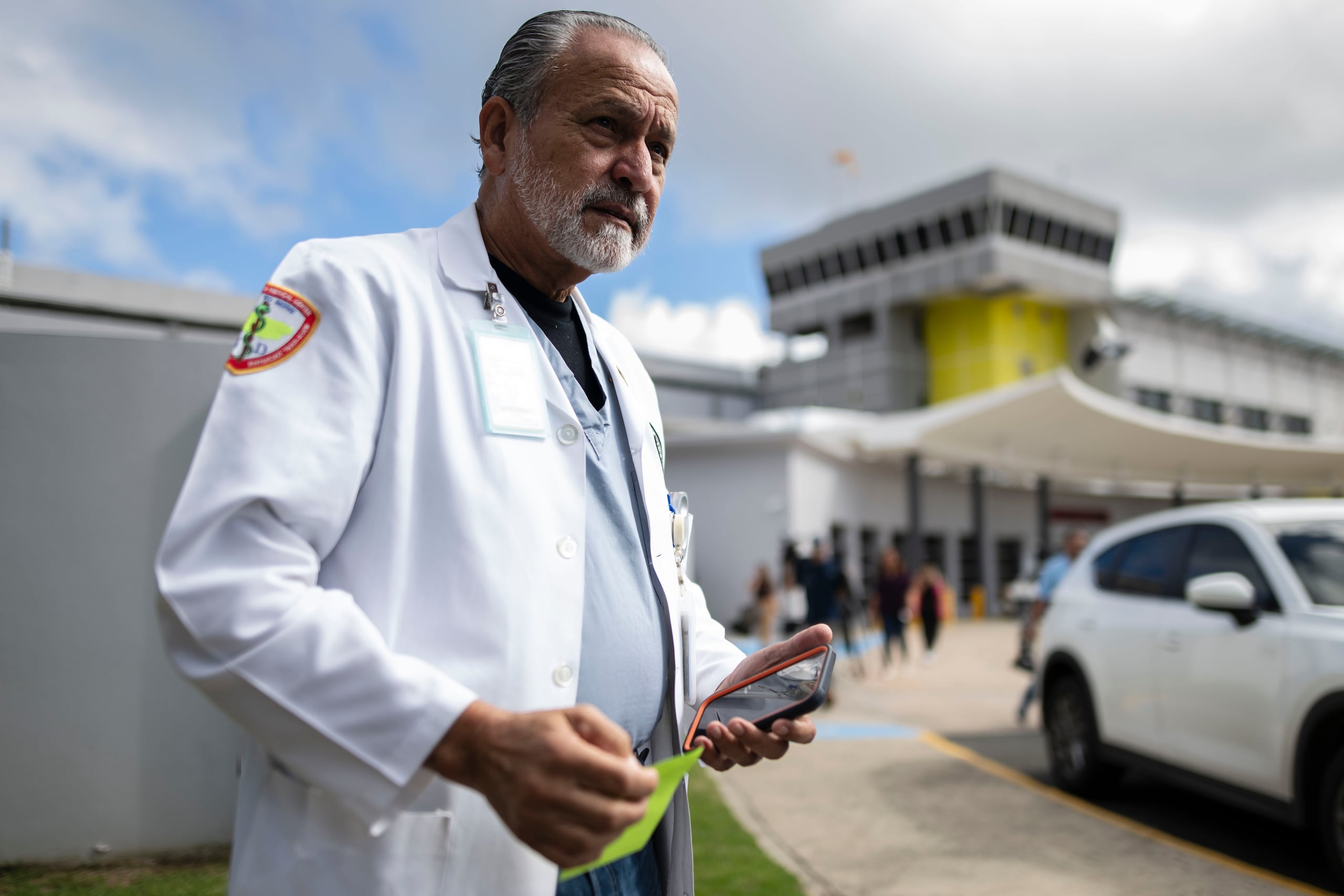 Israel Ayala Oliveras, director médico de la Administración de Servicios Médicos (ASEM), confirmó que a los cuatro jóvenes heridos en las Fiestas de la Calle San Sebastián se les está brindando atención en esa institución.