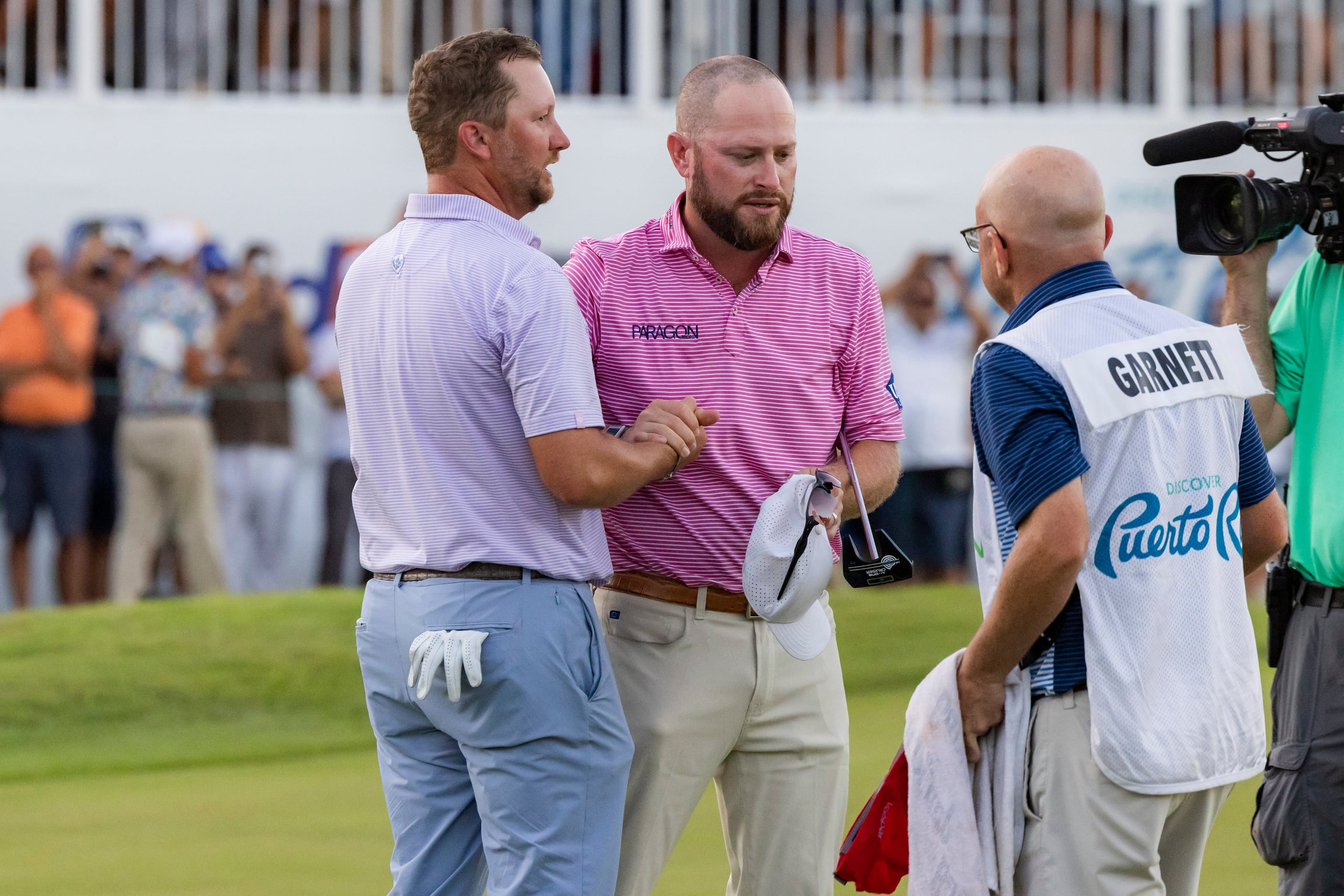 Brice Garnett saluda a su competidor Erik Barnes al finalizar el duelo por el campeonato.