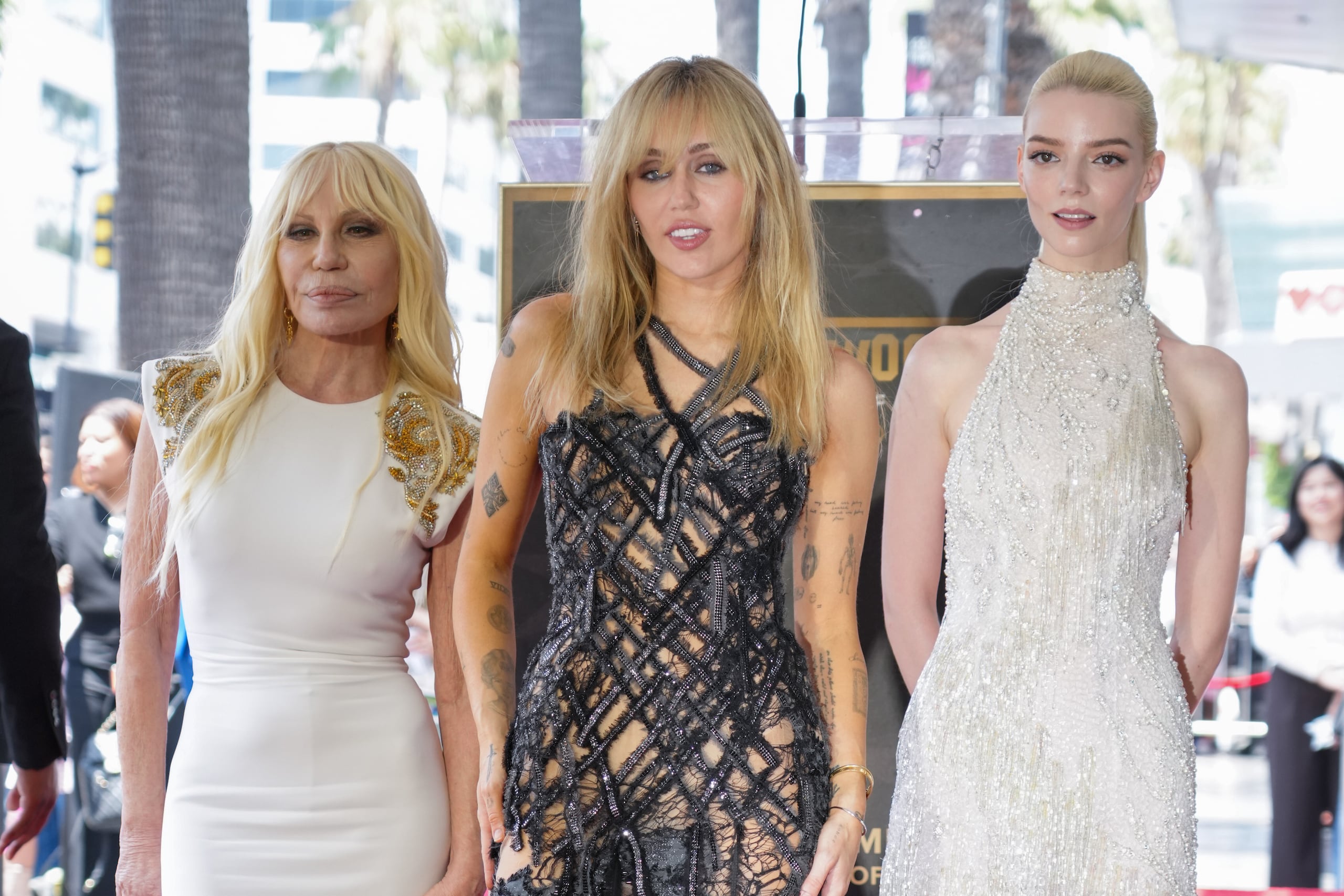 Donatella Versace, Miley Cyrus y Anya Taylor-Joy posan junto a la nueva estrella de Cyrus durante una ceremonia en el Paseo de la Fama de Hollywood el viernes 22 de mayo de 2026 en Los Ángeles. (Foto de Jordan Strauss/Invision/AP)