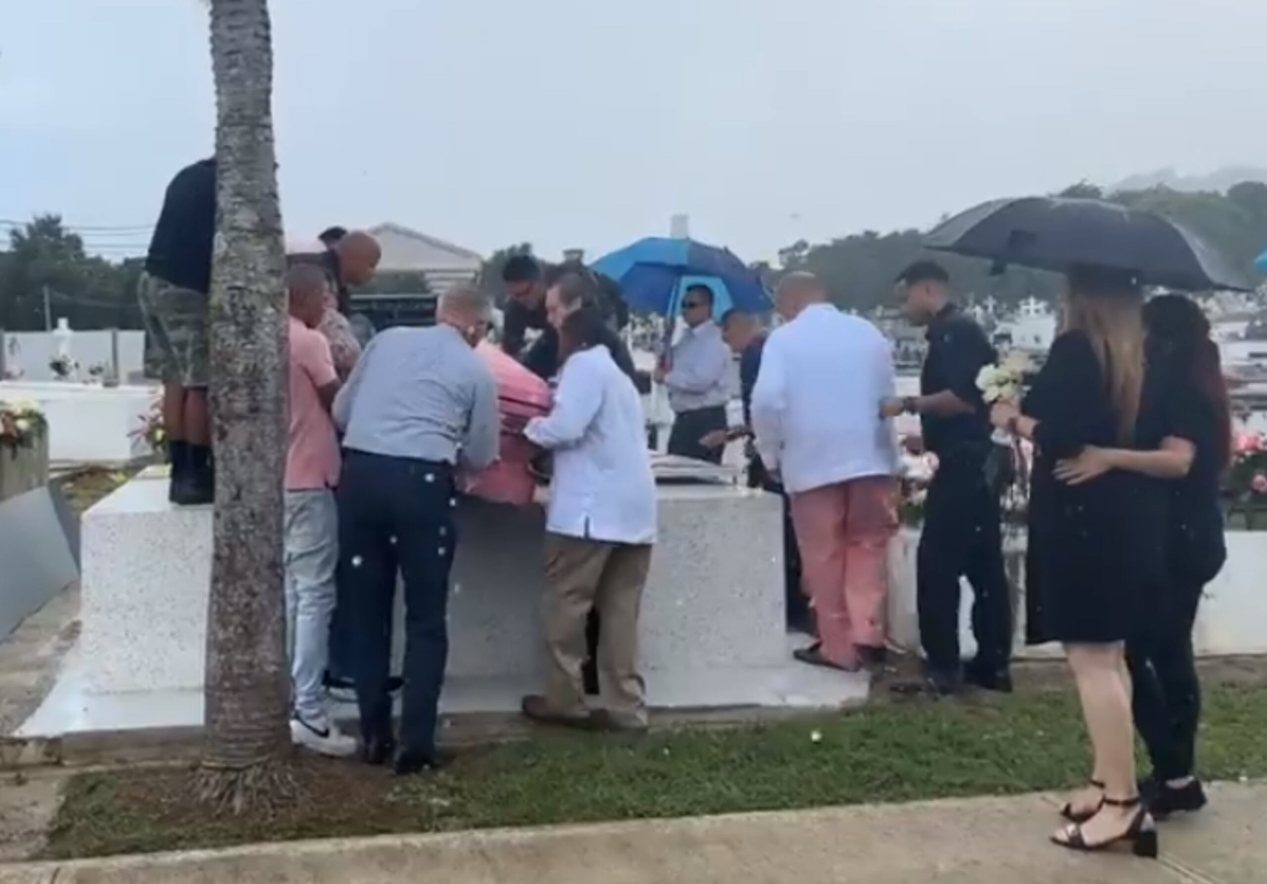 Bajo un fuerte aguacero fueron sepultados los restos de Alanis Sofia Deliz Sánchez.