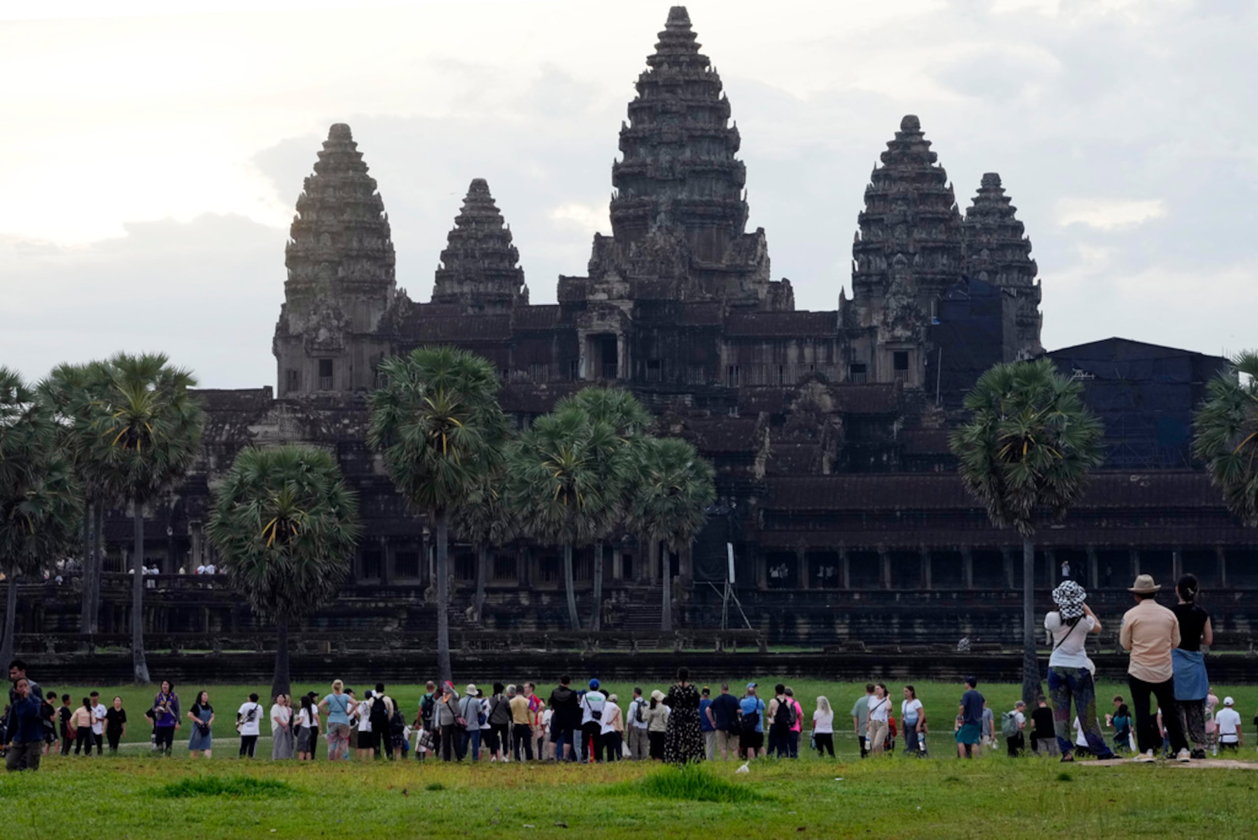 Turistas esperan al amanecer en el complejo de Angkor Wat en la provincia de Siem Reap, Camboya, el 2 de agosto de 2024.