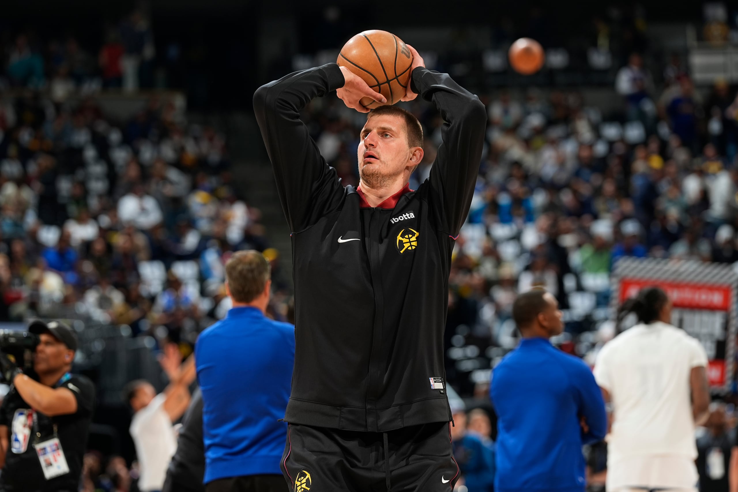 Nikola Jokic, de los Nuggets de Denver, calienta previo al segundo juego de la serie contra los Timberwolves de Minnesota.